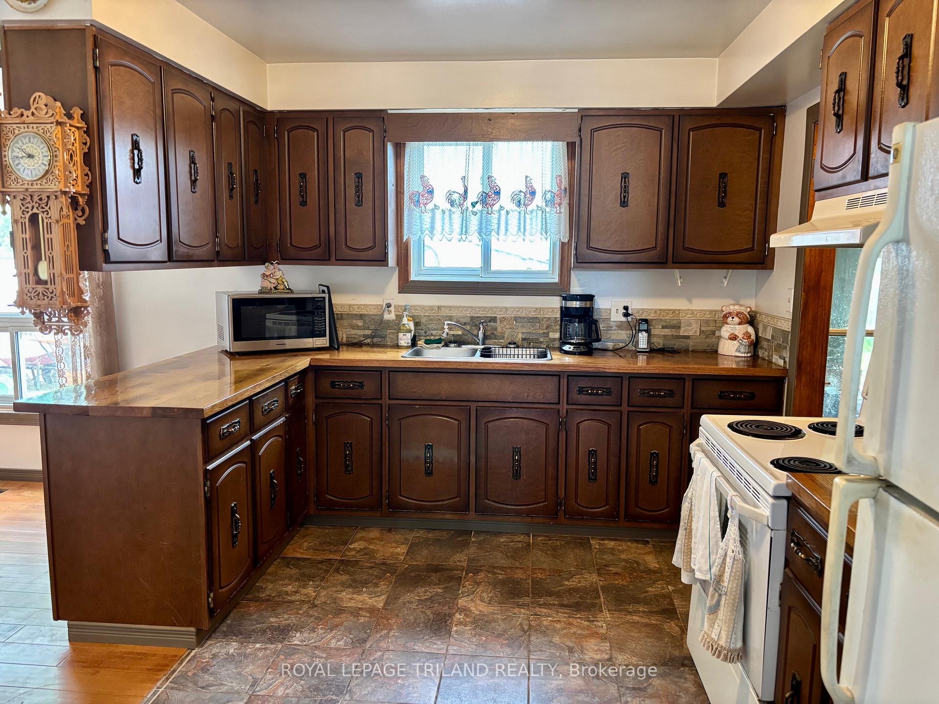 Photo 9 of 481 Maple Street, Strathroy-Caradoc, NW — HOMEH