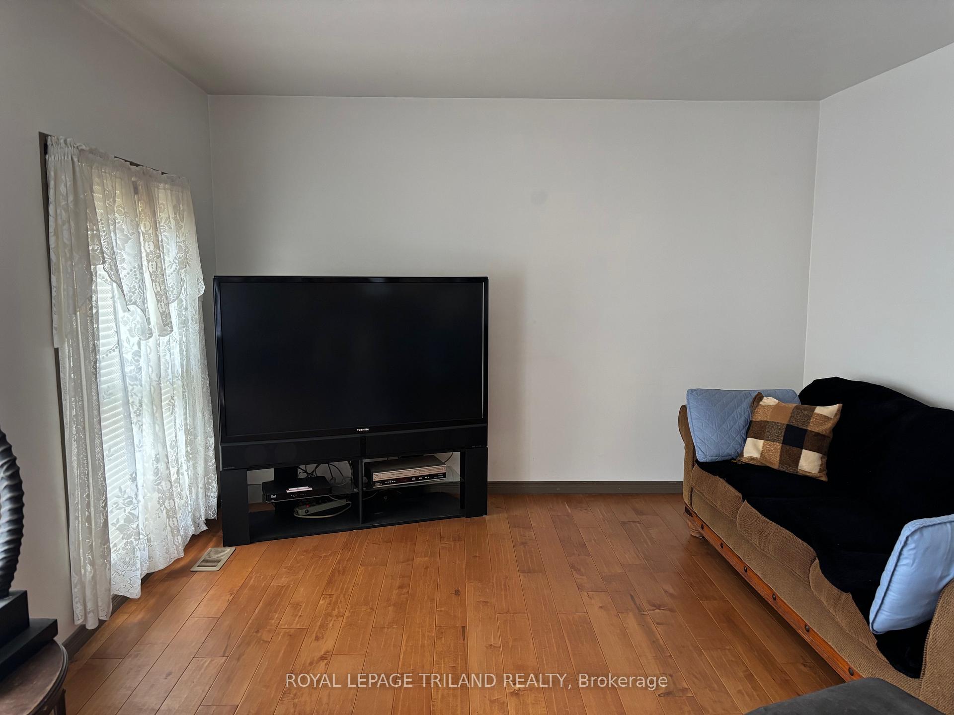 Photo 10 of 481 Maple Street, Strathroy-Caradoc, NW — HOMEH
