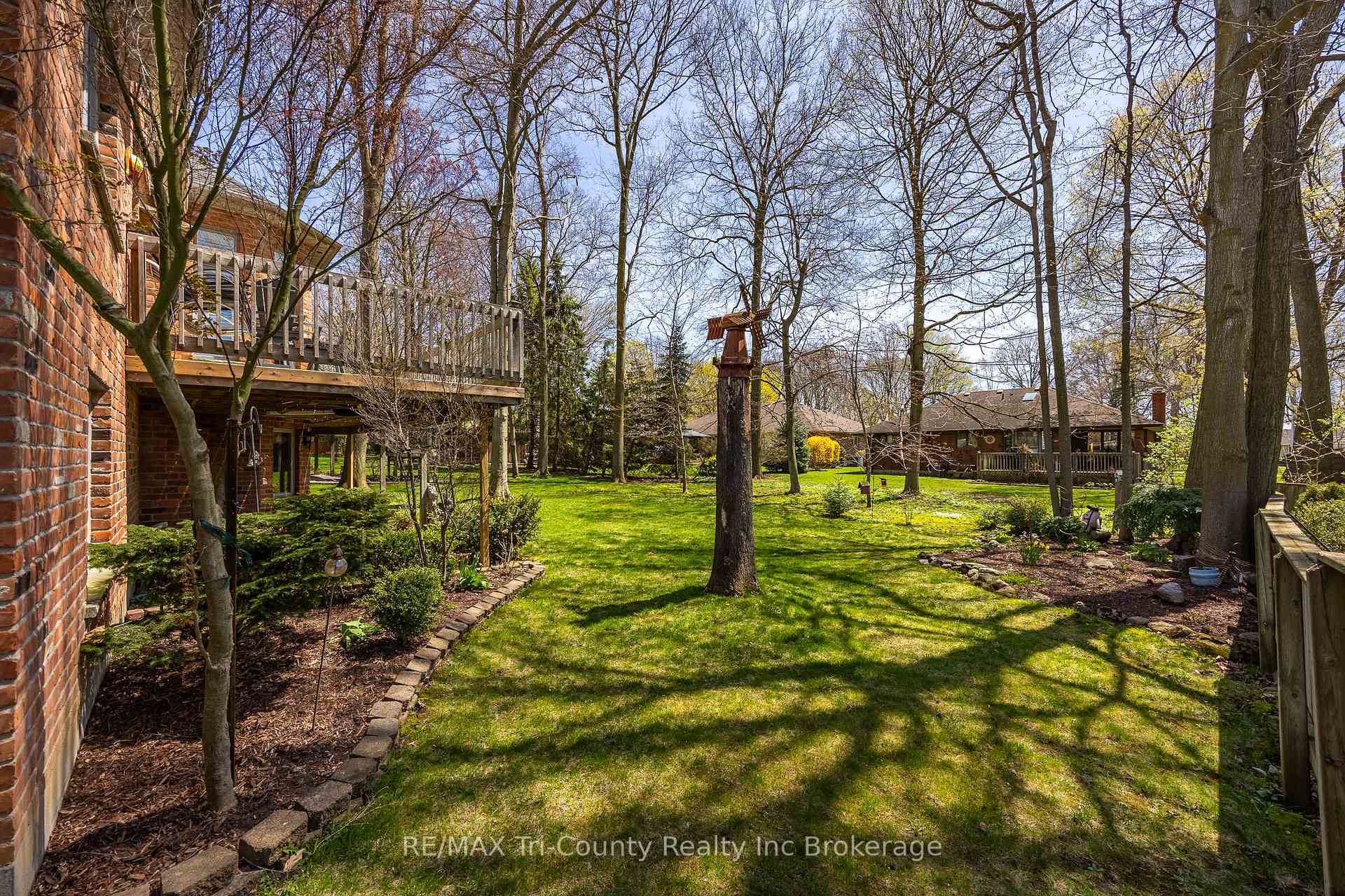 Photo 2 of 11 Woodside Drive, Tillsonburg — HOMEH