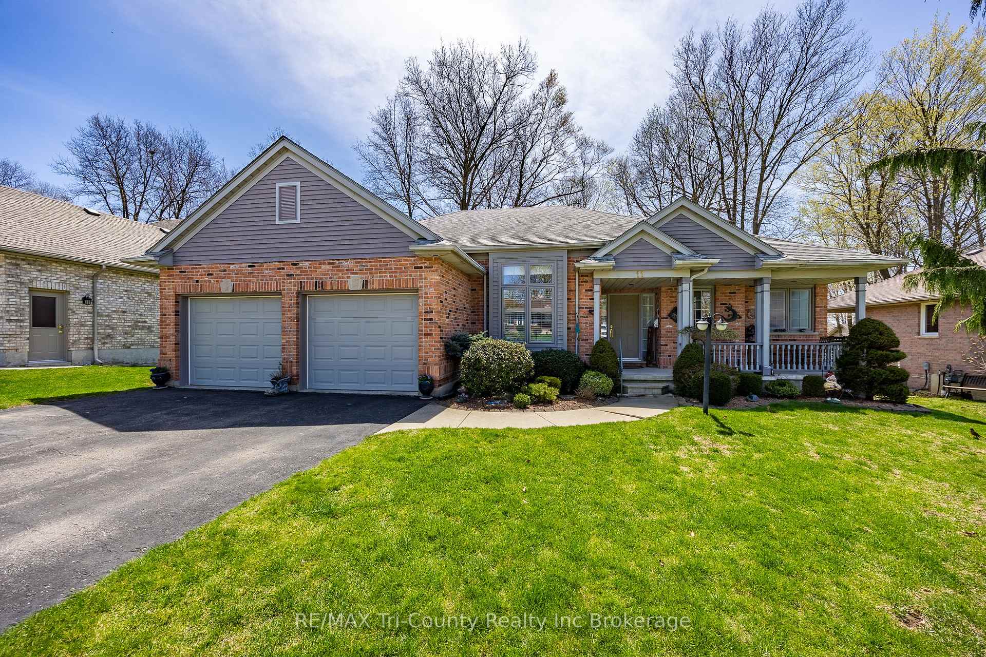 Photo 3 of 11 Woodside Drive, Tillsonburg — HOMEH