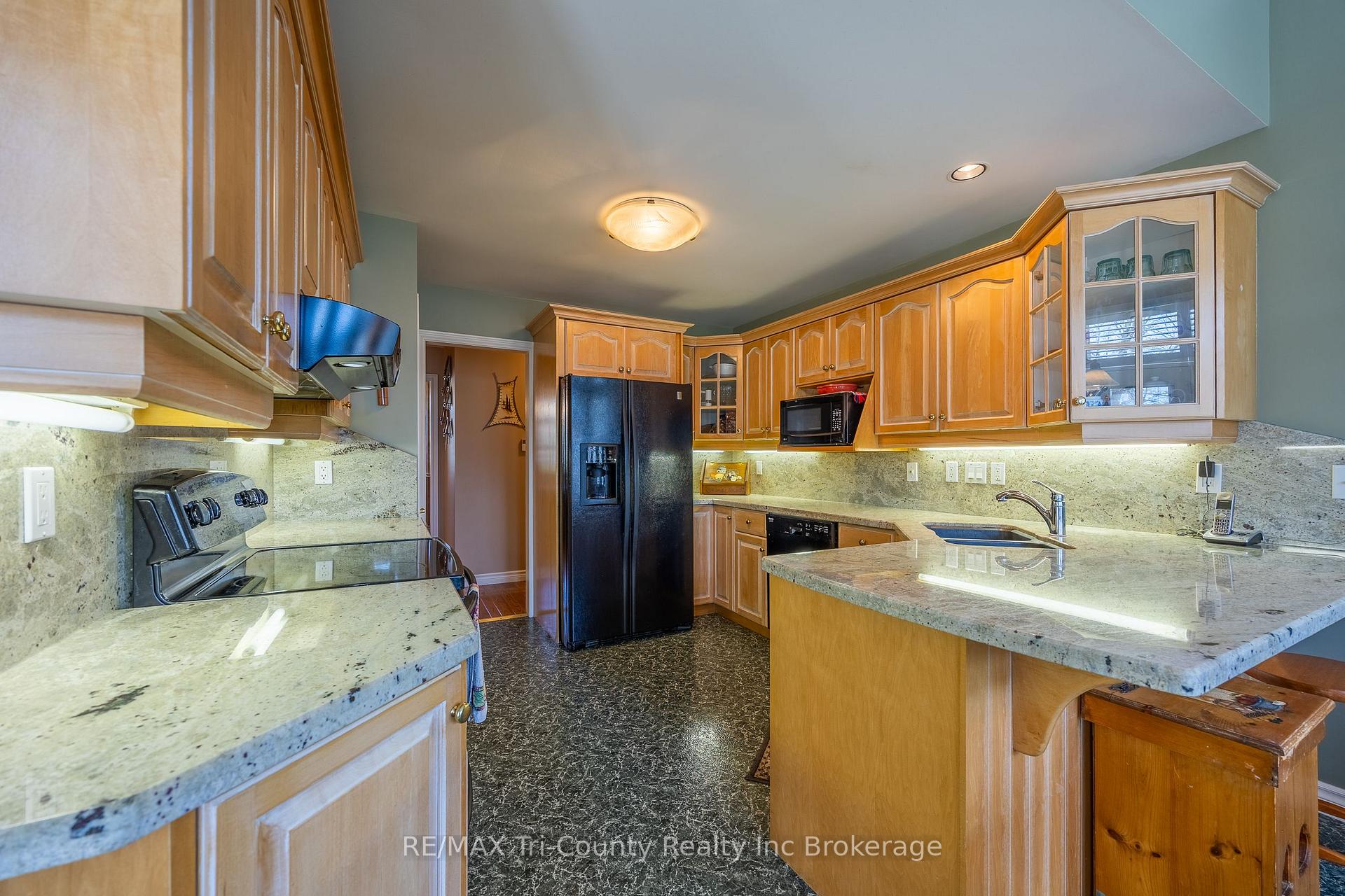 Photo 6 of 11 Woodside Drive, Tillsonburg — HOMEH