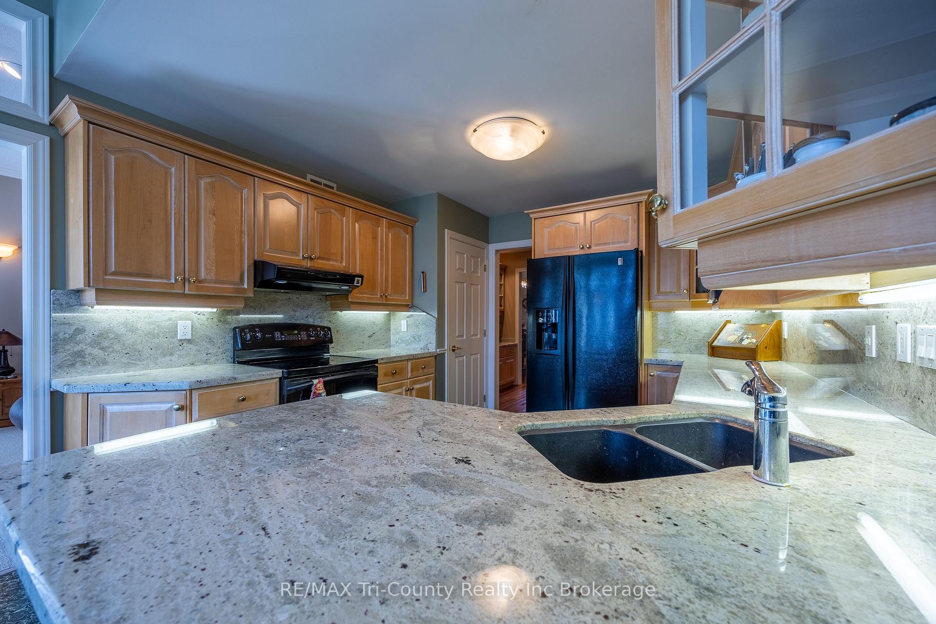 Photo 7 of 11 Woodside Drive, Tillsonburg — HOMEH