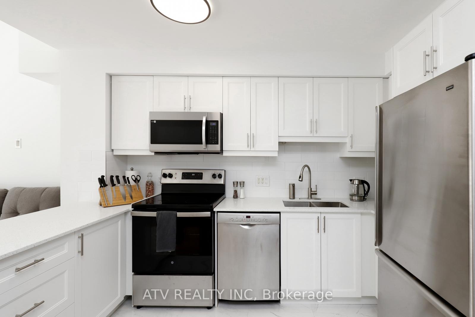 Photo 8 of 2523 Gerrard Street E, Toronto, East End-Danforth — HOMEH