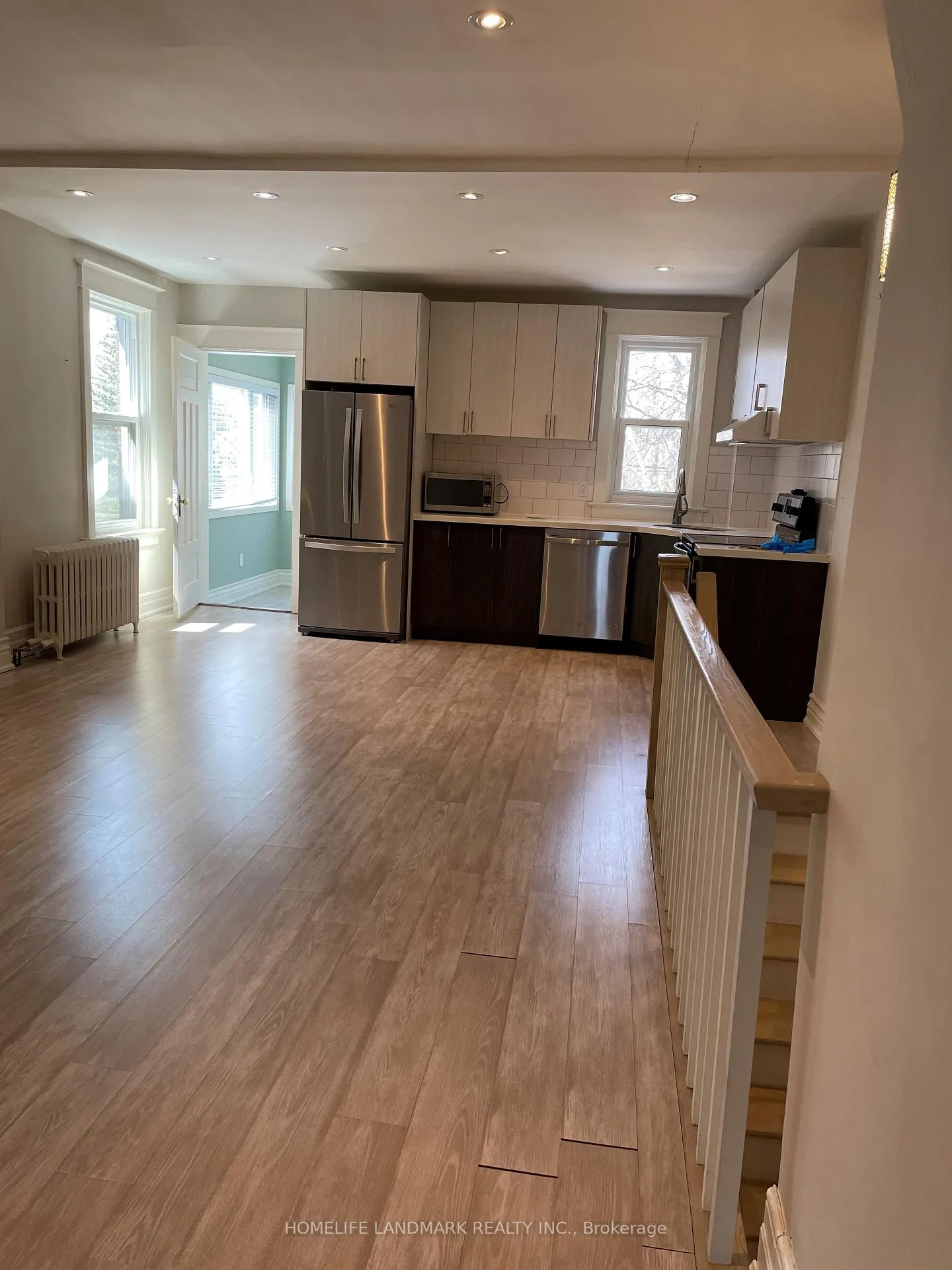 Photo 4 of Unit Upper, 186 Kingston Road, Toronto, The Beaches — HOMEH