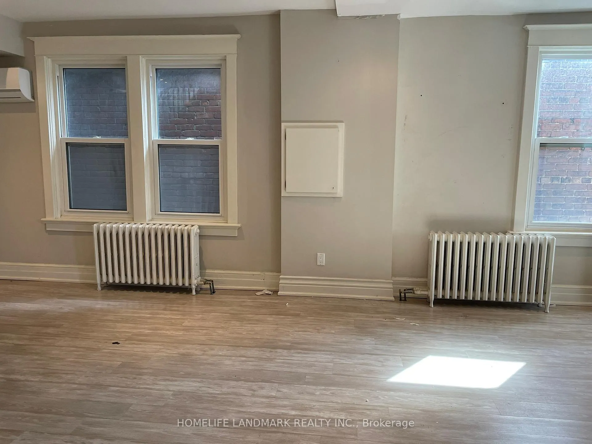 Photo 8 of Unit Upper, 186 Kingston Road, Toronto, The Beaches — HOMEH