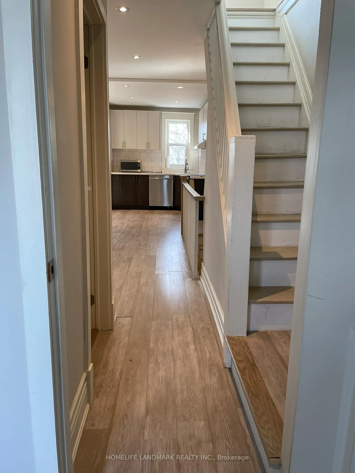 Photo 12 of Unit Upper, 186 Kingston Road, Toronto, The Beaches — HOMEH