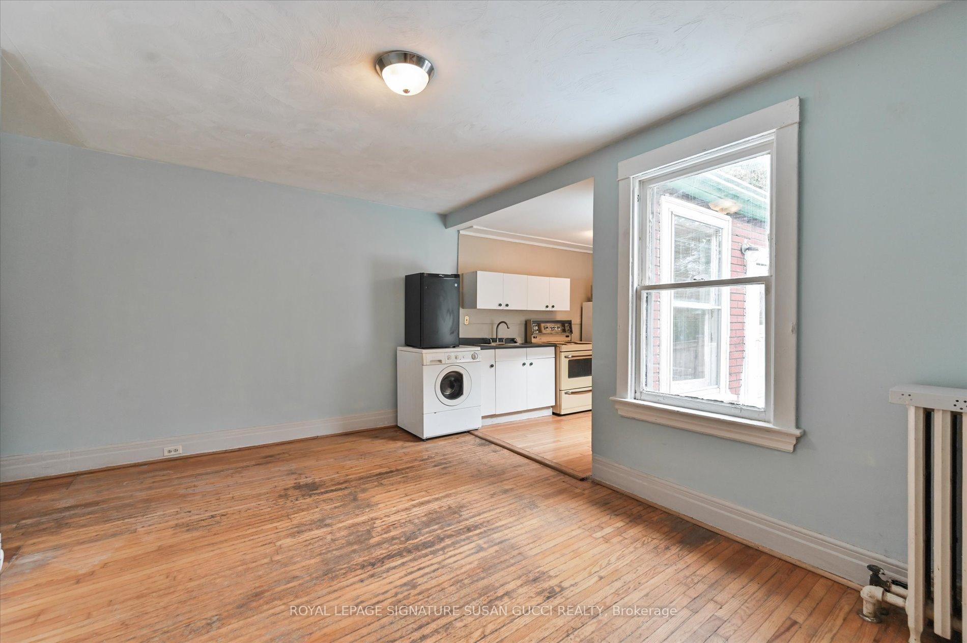 Photo 9 of 9 Everett Crescent, Toronto, Woodbine-Lumsden — HOMEH