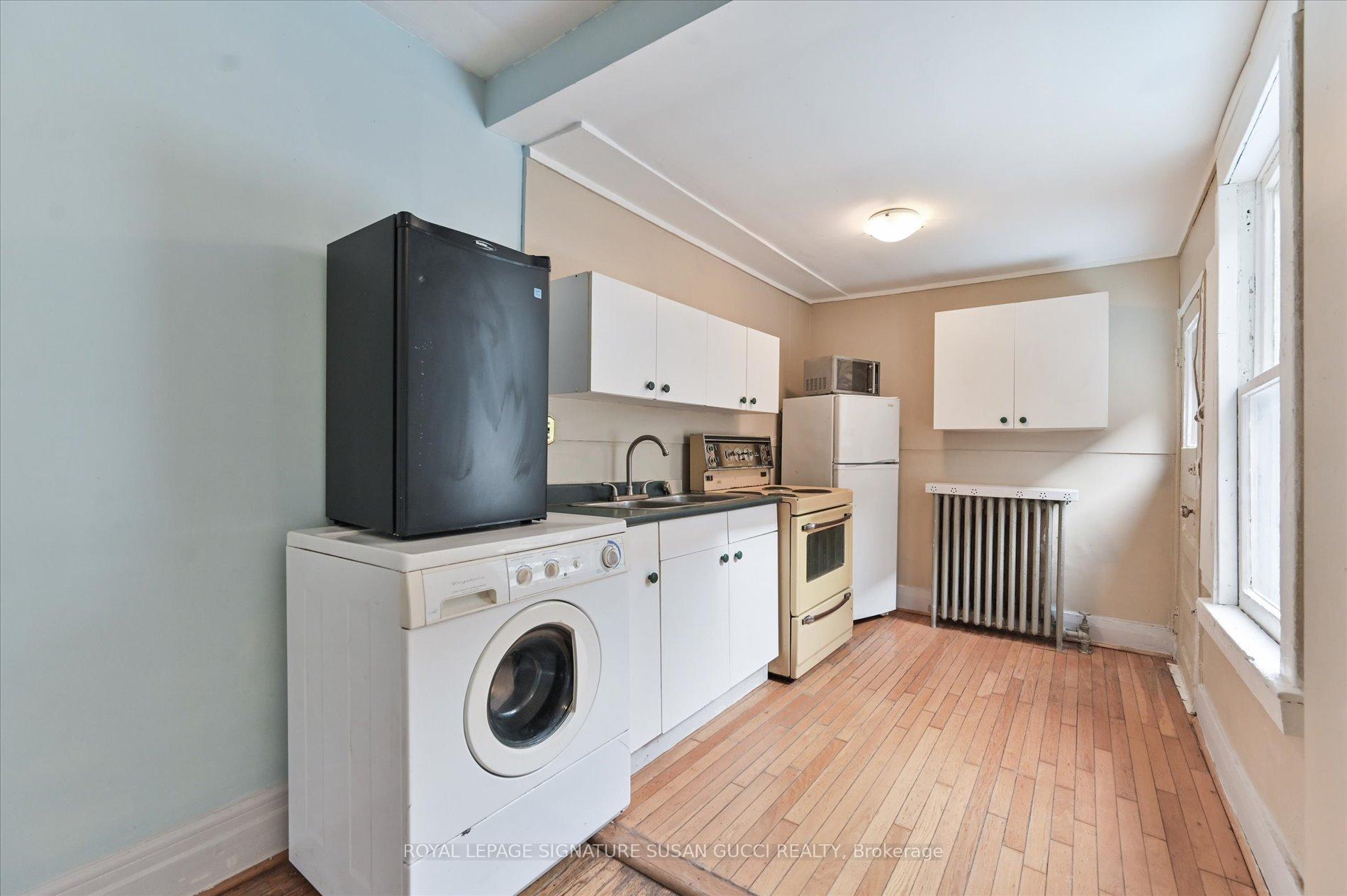 Photo 11 of 9 Everett Crescent, Toronto, Woodbine-Lumsden — HOMEH
