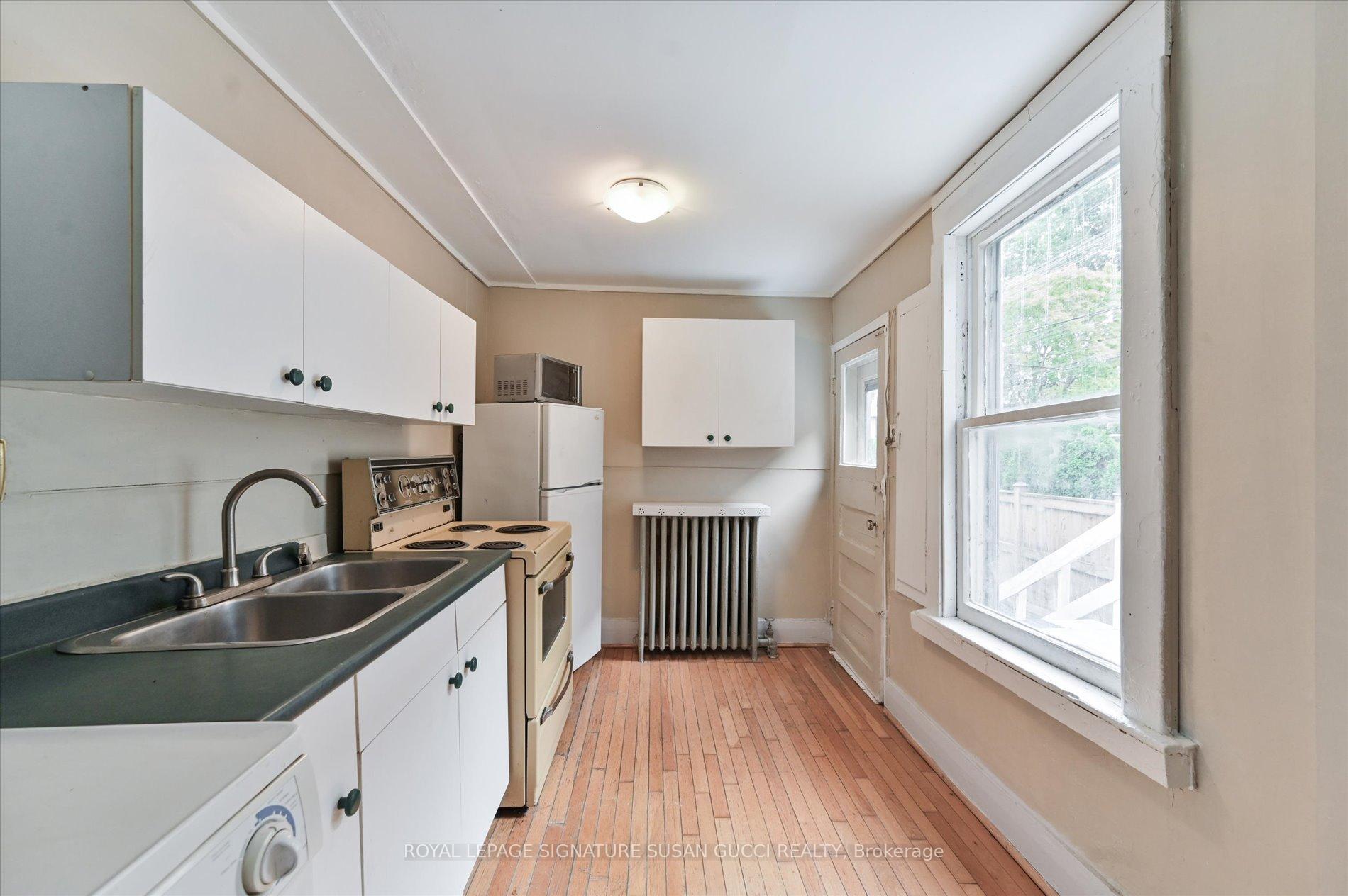 Photo 13 of 9 Everett Crescent, Toronto, Woodbine-Lumsden — HOMEH