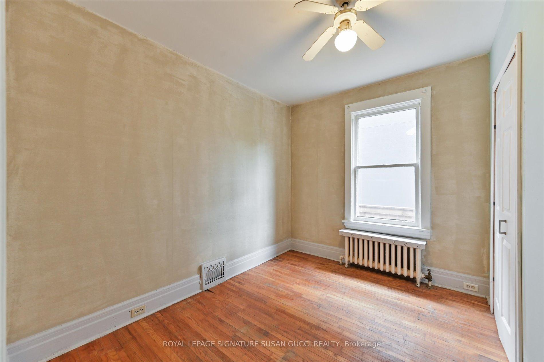 Photo 15 of 9 Everett Crescent, Toronto, Woodbine-Lumsden — HOMEH