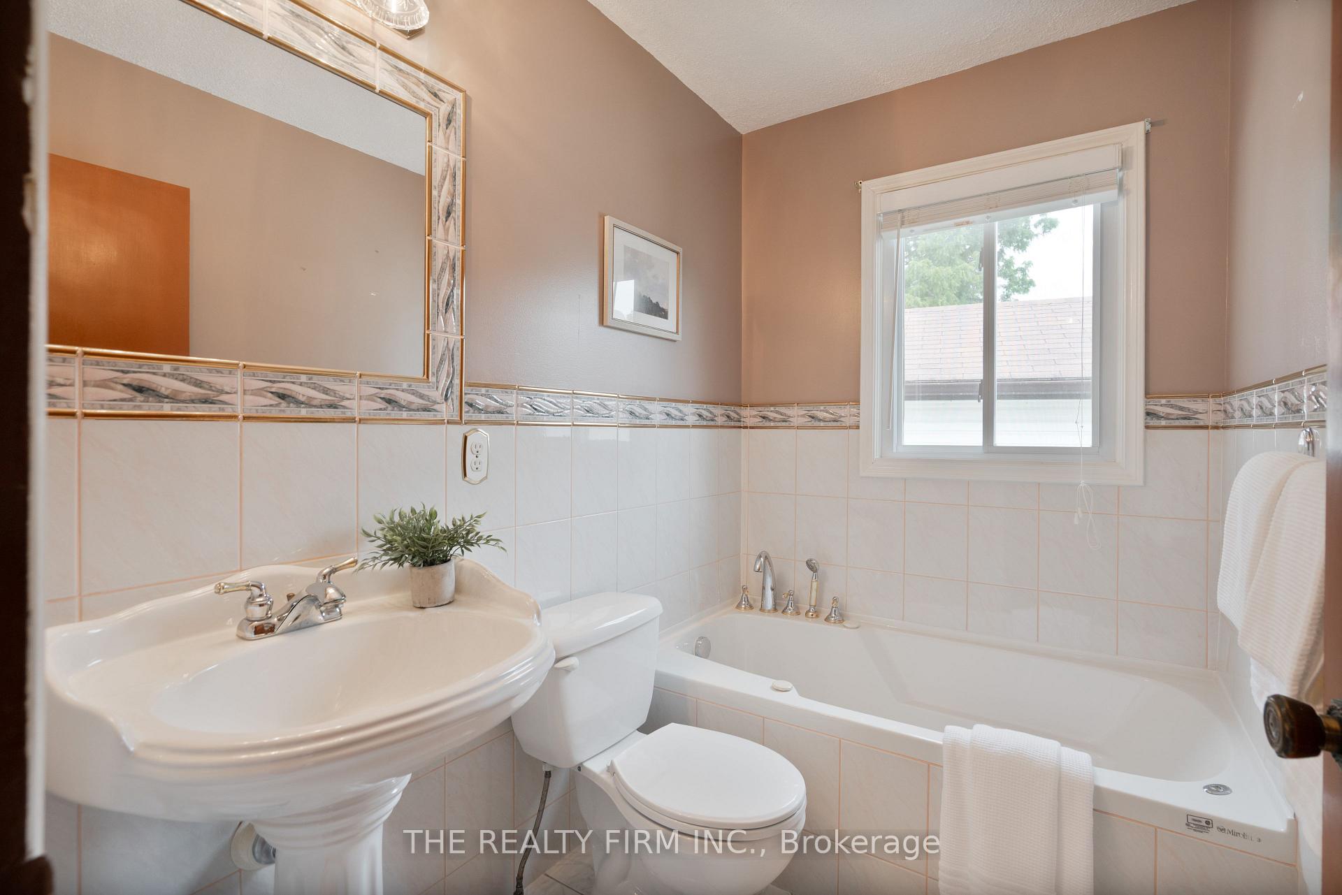 Photo 12 of 22326 Adelaide Road, Strathroy-Caradoc, Mount Brydges — HOMEH