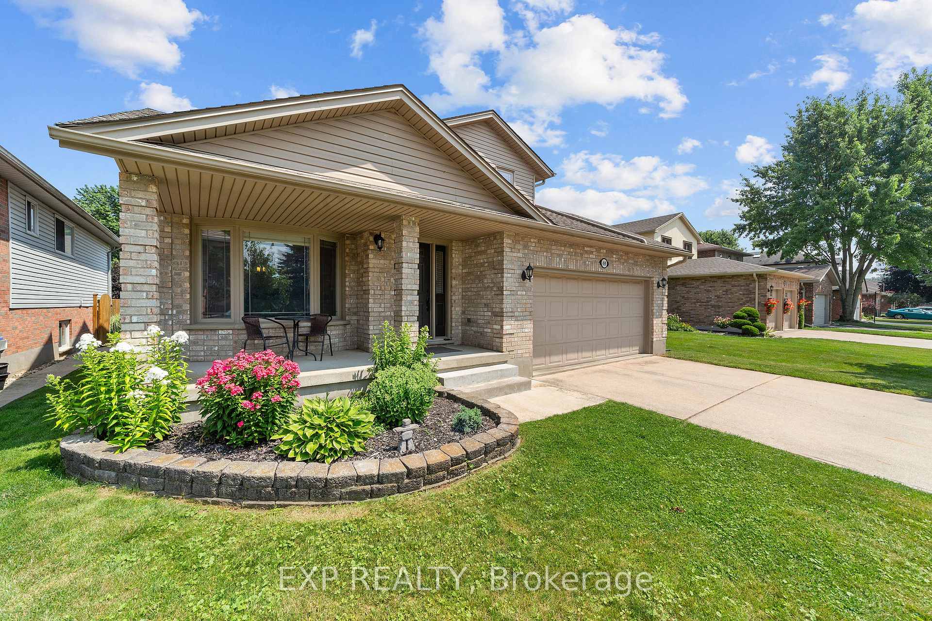 Photo 2 of 489 Riverview Drive, Strathroy-Caradoc, NE — HOMEH