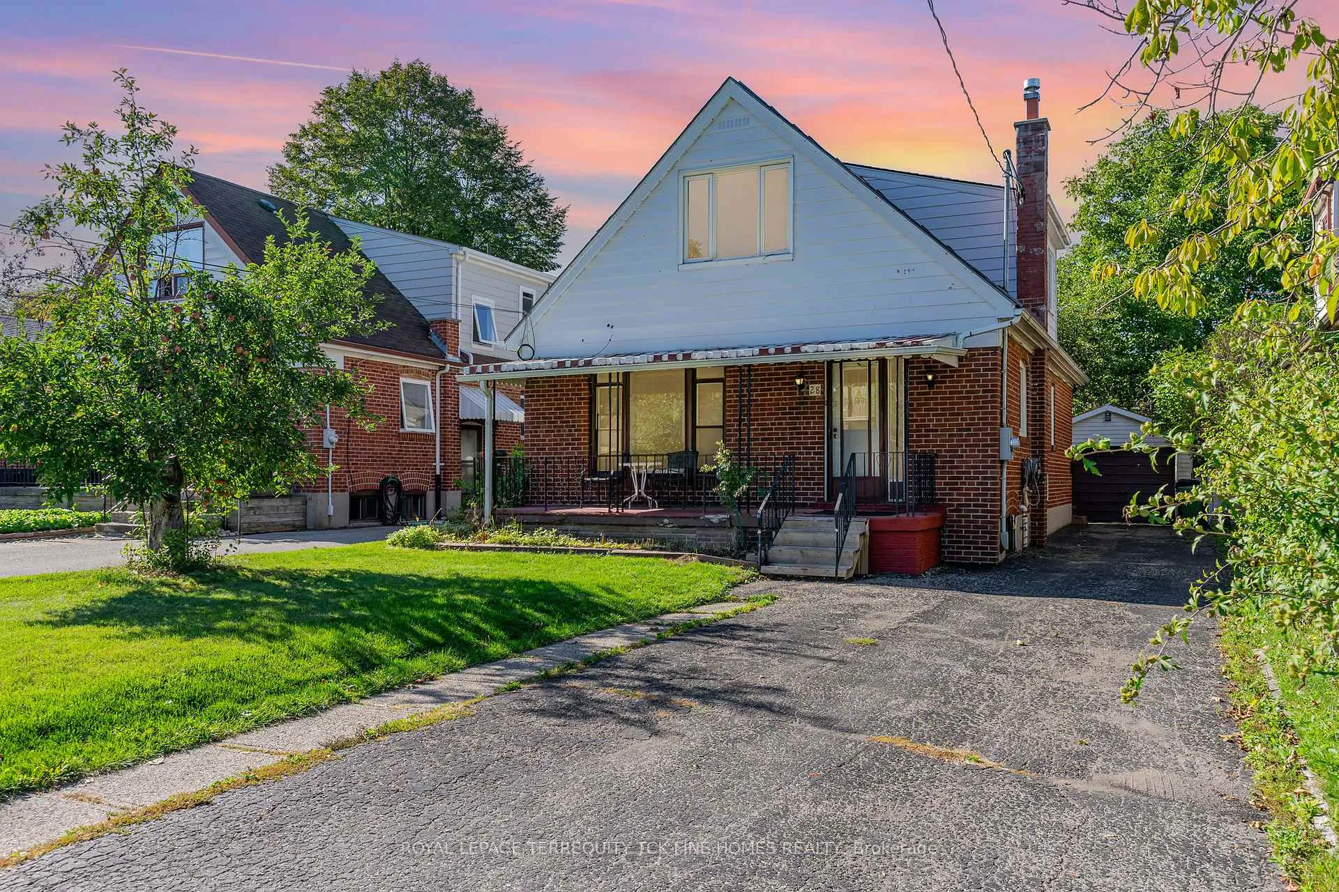 Front of 28 Lynvalley Crescent
