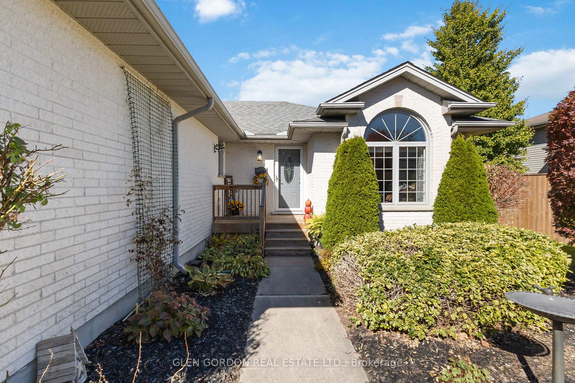 Photo 3 of 71 Parkview Crescent, Strathroy-Caradoc, SE — HOMEH