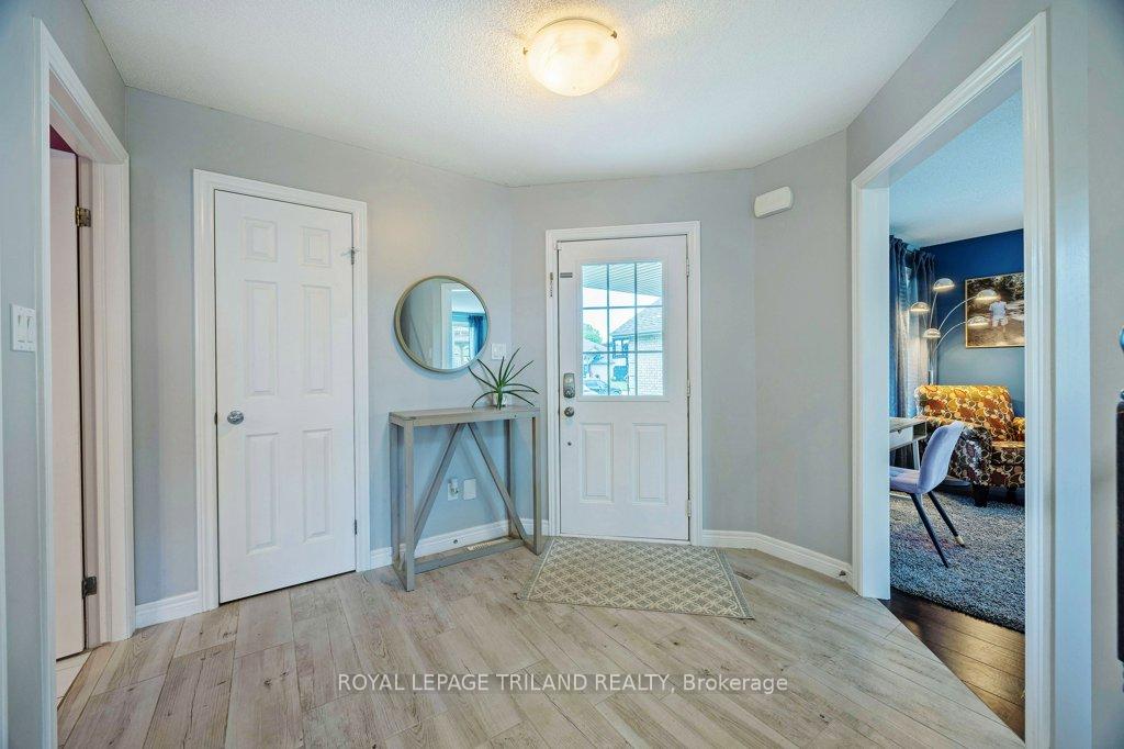 Photo 5 of 42 Fox Hollow Drive, Thames Centre, Dorchester — HOMEH