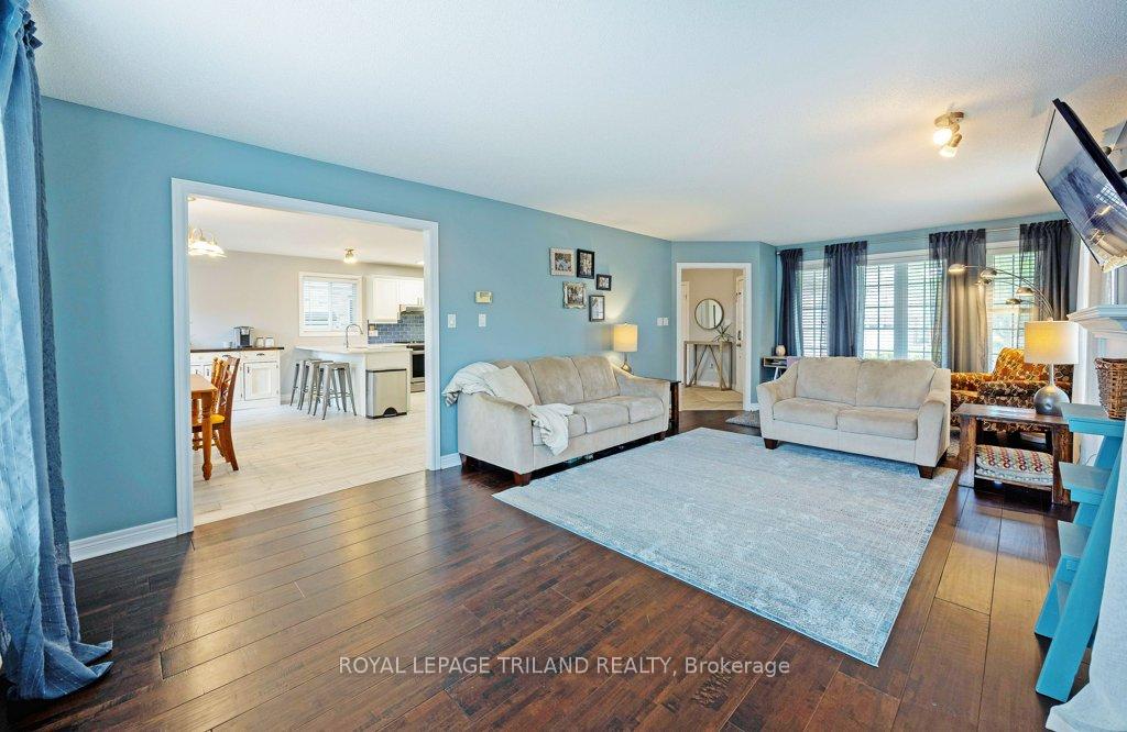 Photo 9 of 42 Fox Hollow Drive, Thames Centre, Dorchester — HOMEH