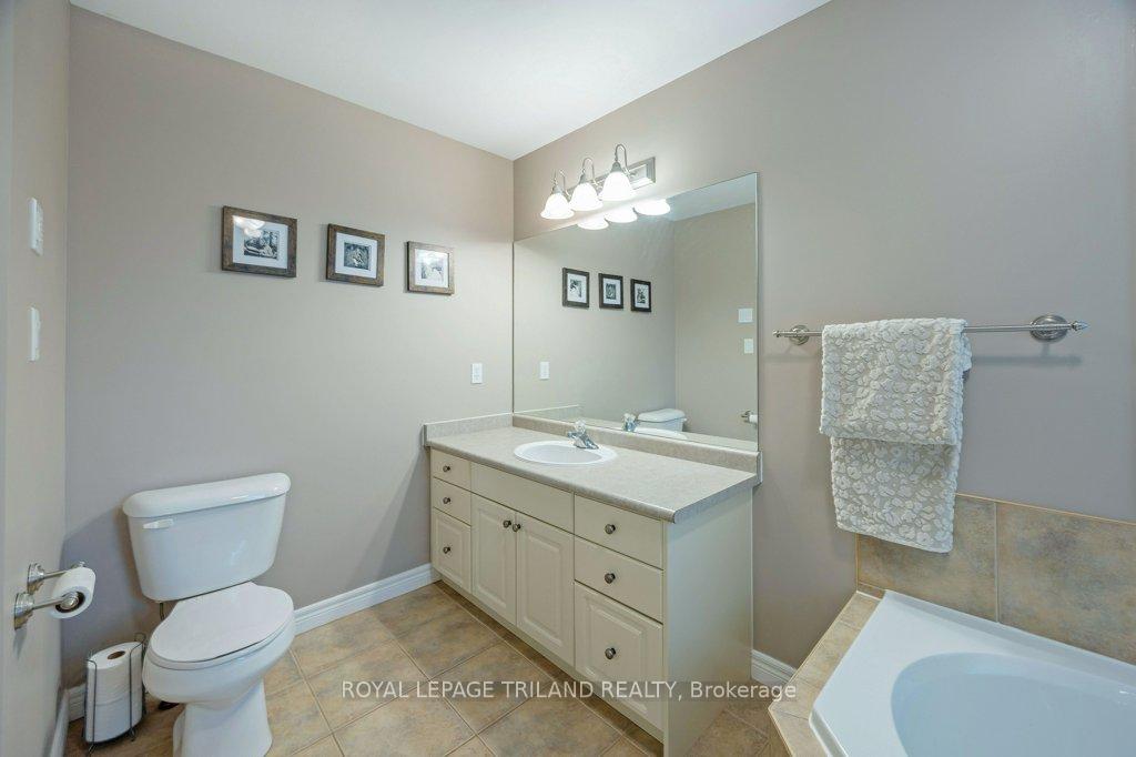 Photo 23 of 42 Fox Hollow Drive, Thames Centre, Dorchester — HOMEH