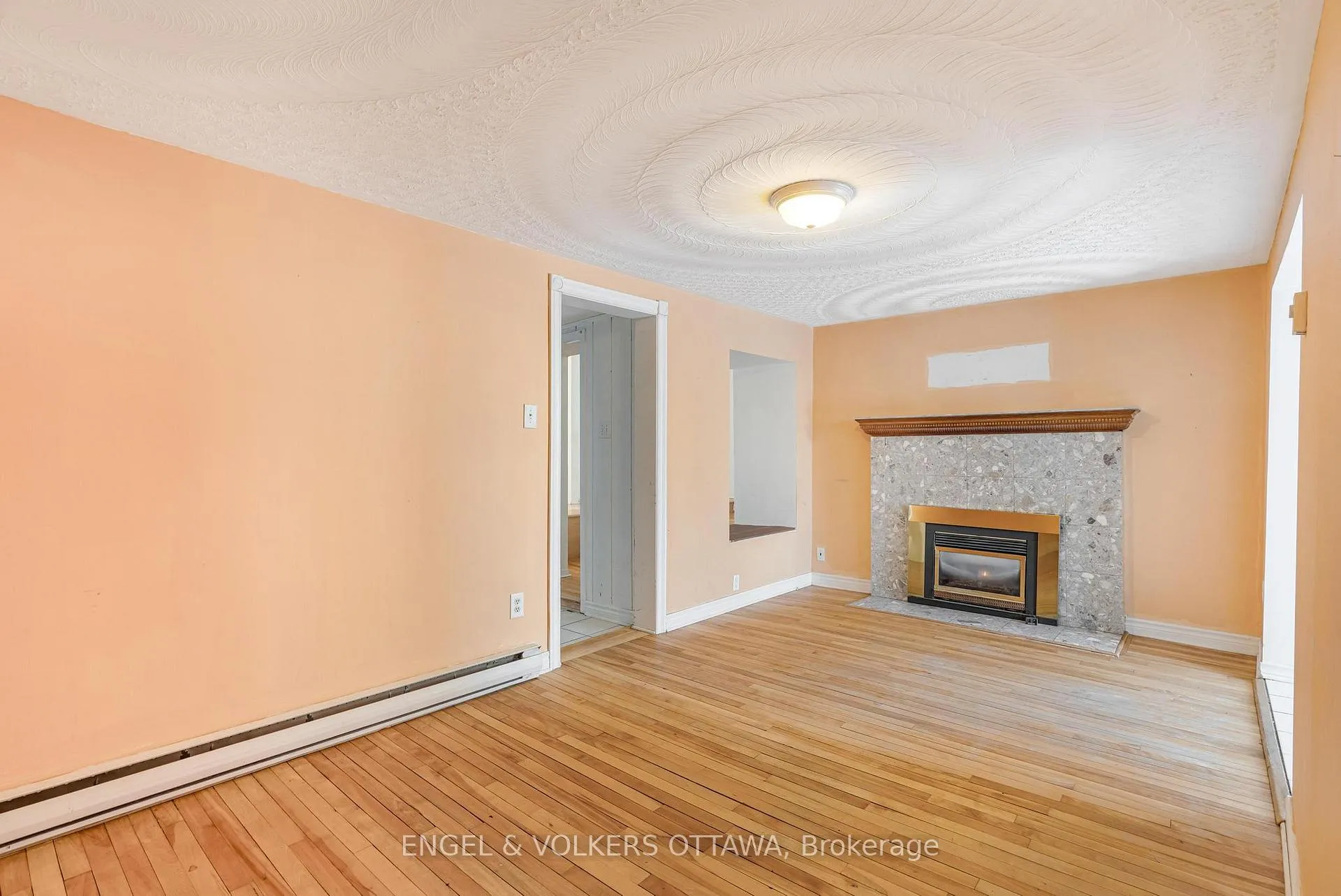 Photo 5 of 467 Edgeworth Avenue, Ottawa, Woodroffe — HOMEH