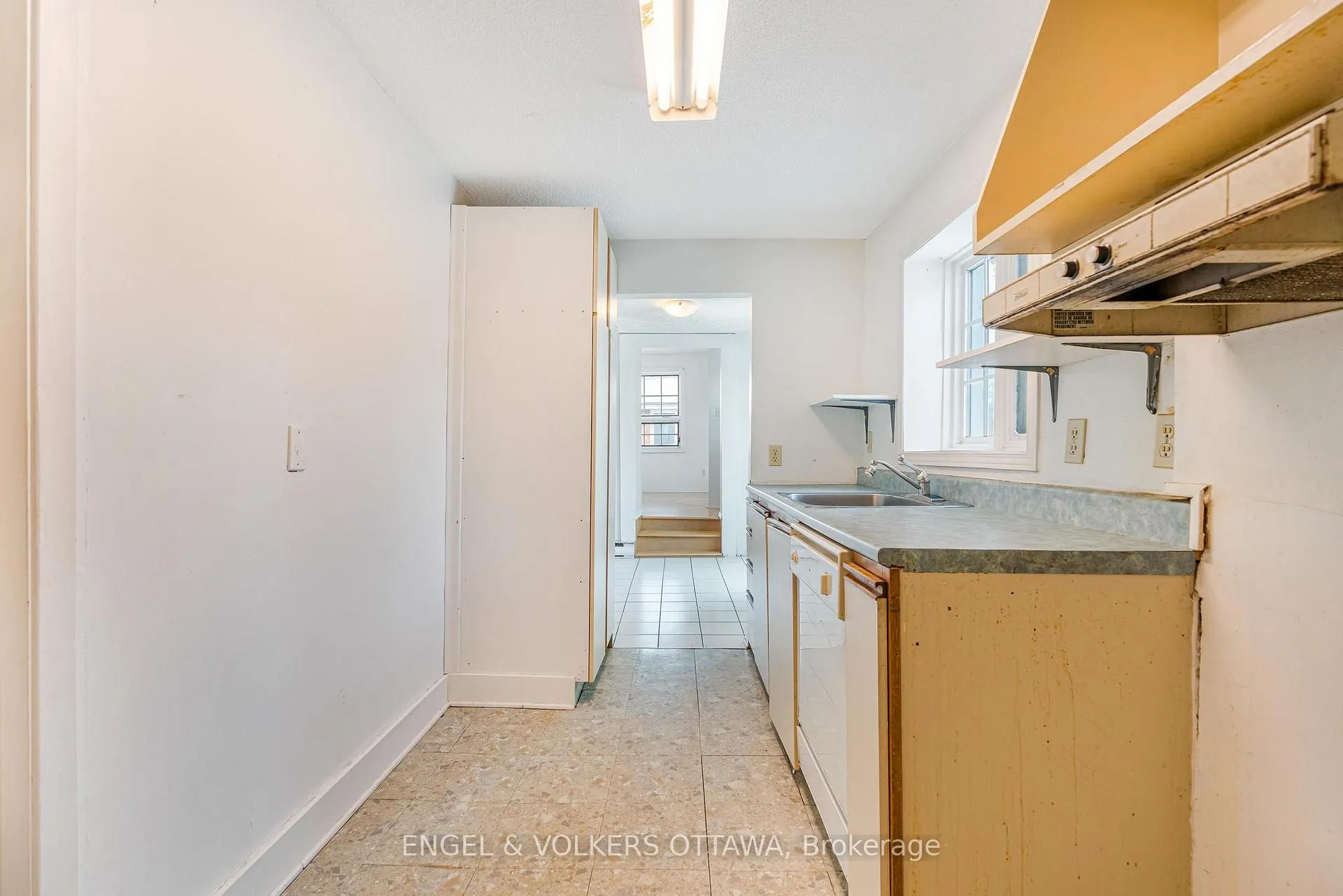 Photo 9 of 467 Edgeworth Avenue, Ottawa, Woodroffe — HOMEH