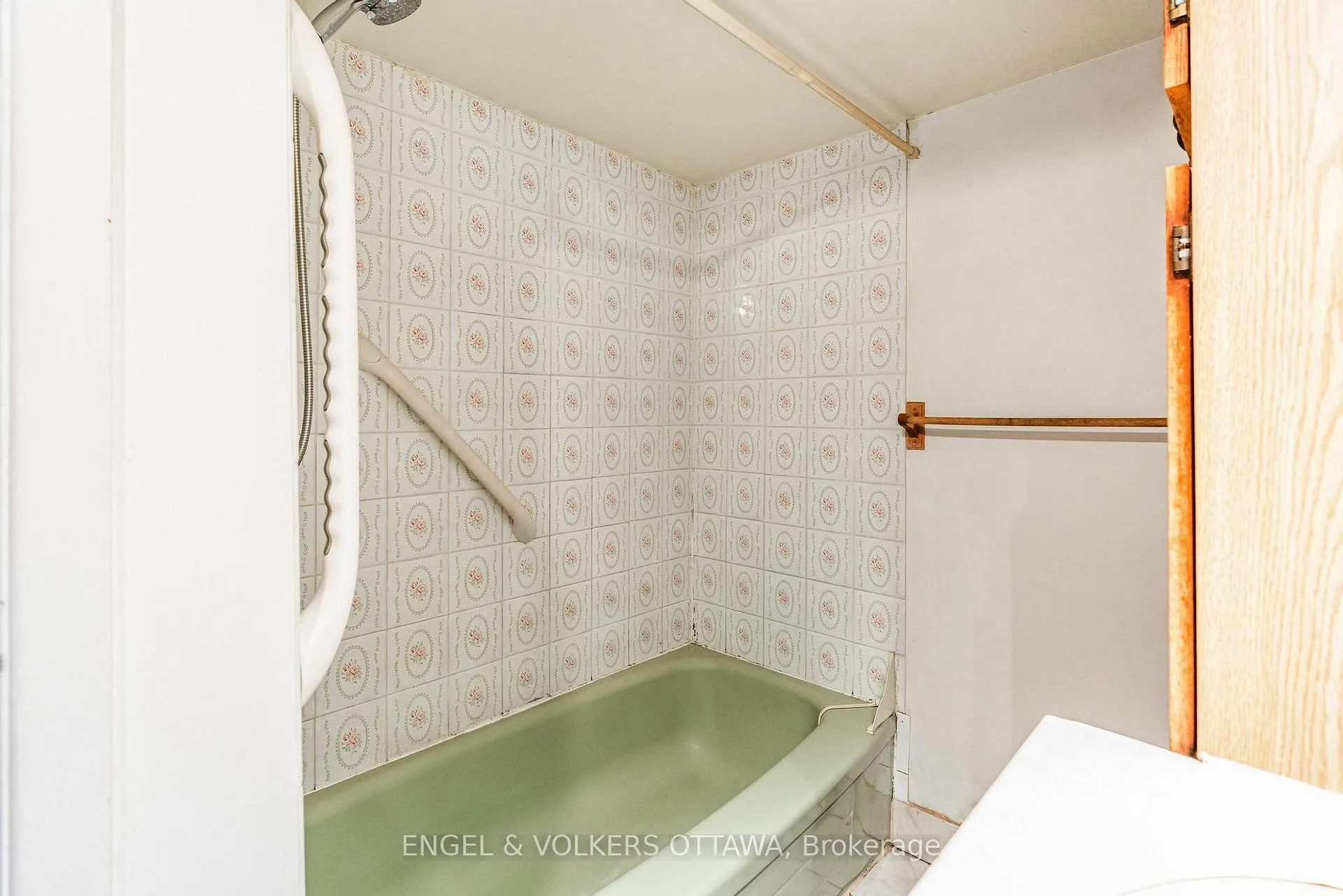 Photo 13 of 467 Edgeworth Avenue, Ottawa, Woodroffe — HOMEH