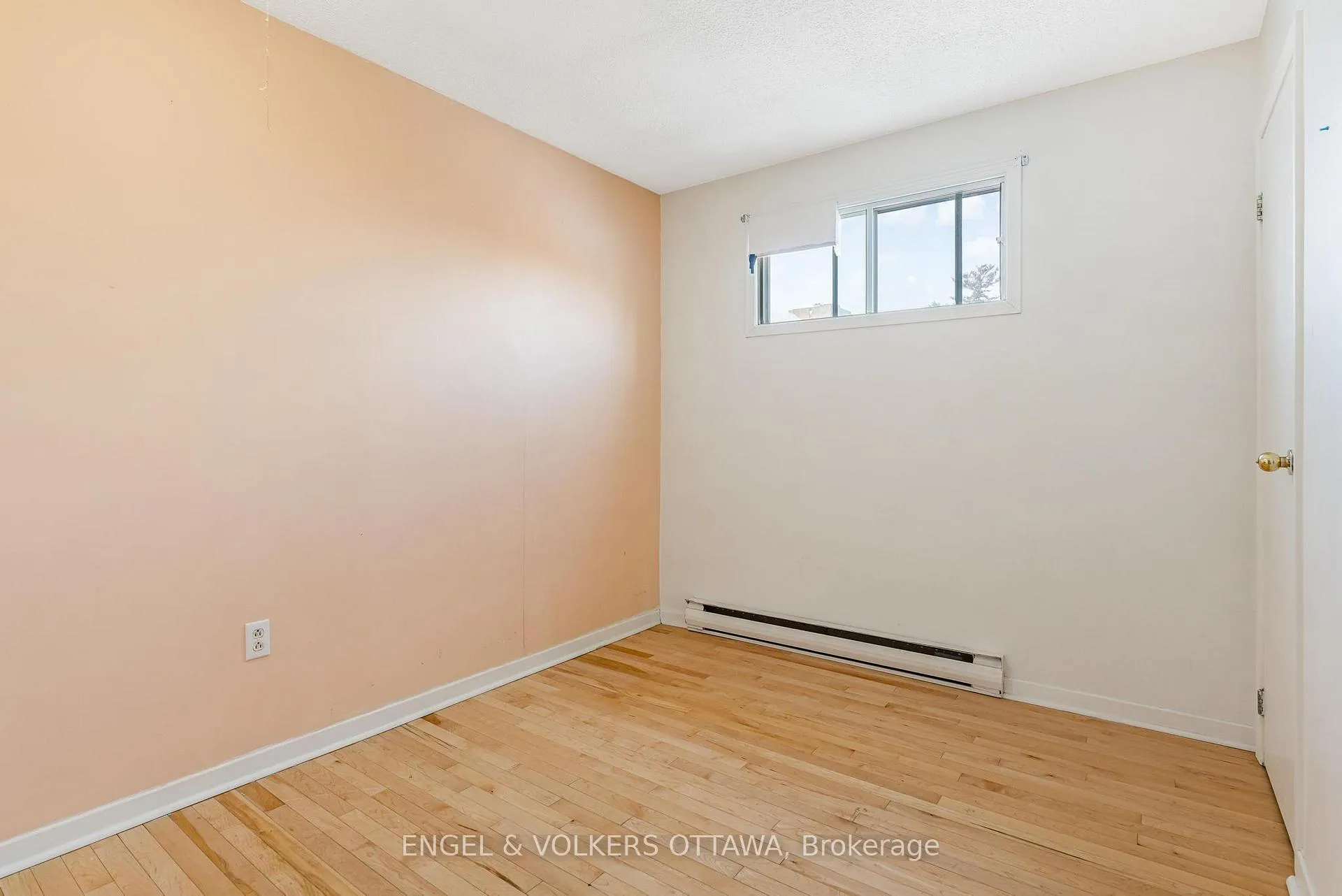 Photo 15 of 467 Edgeworth Avenue, Ottawa, Woodroffe — HOMEH