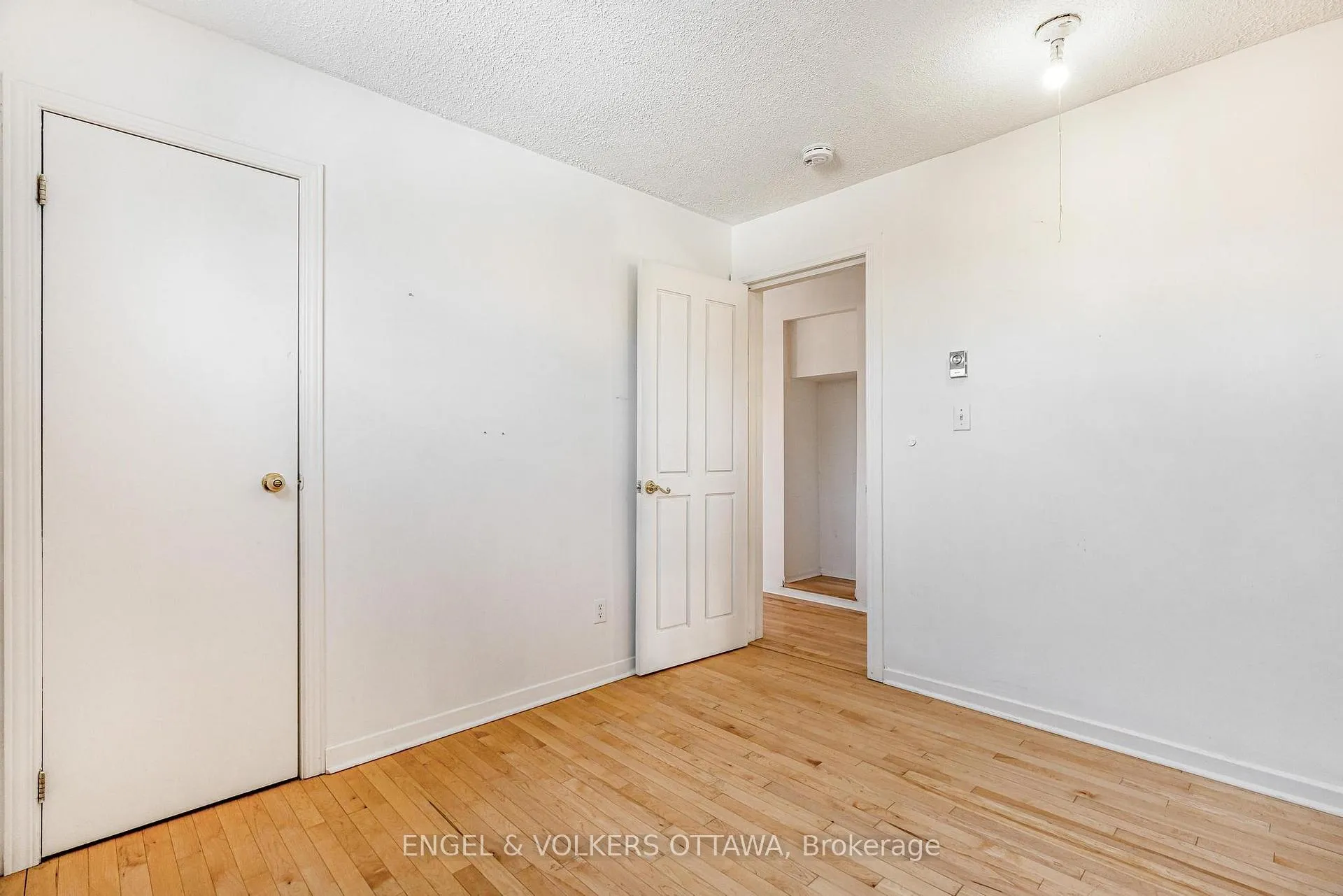 Photo 16 of 467 Edgeworth Avenue, Ottawa, Woodroffe — HOMEH