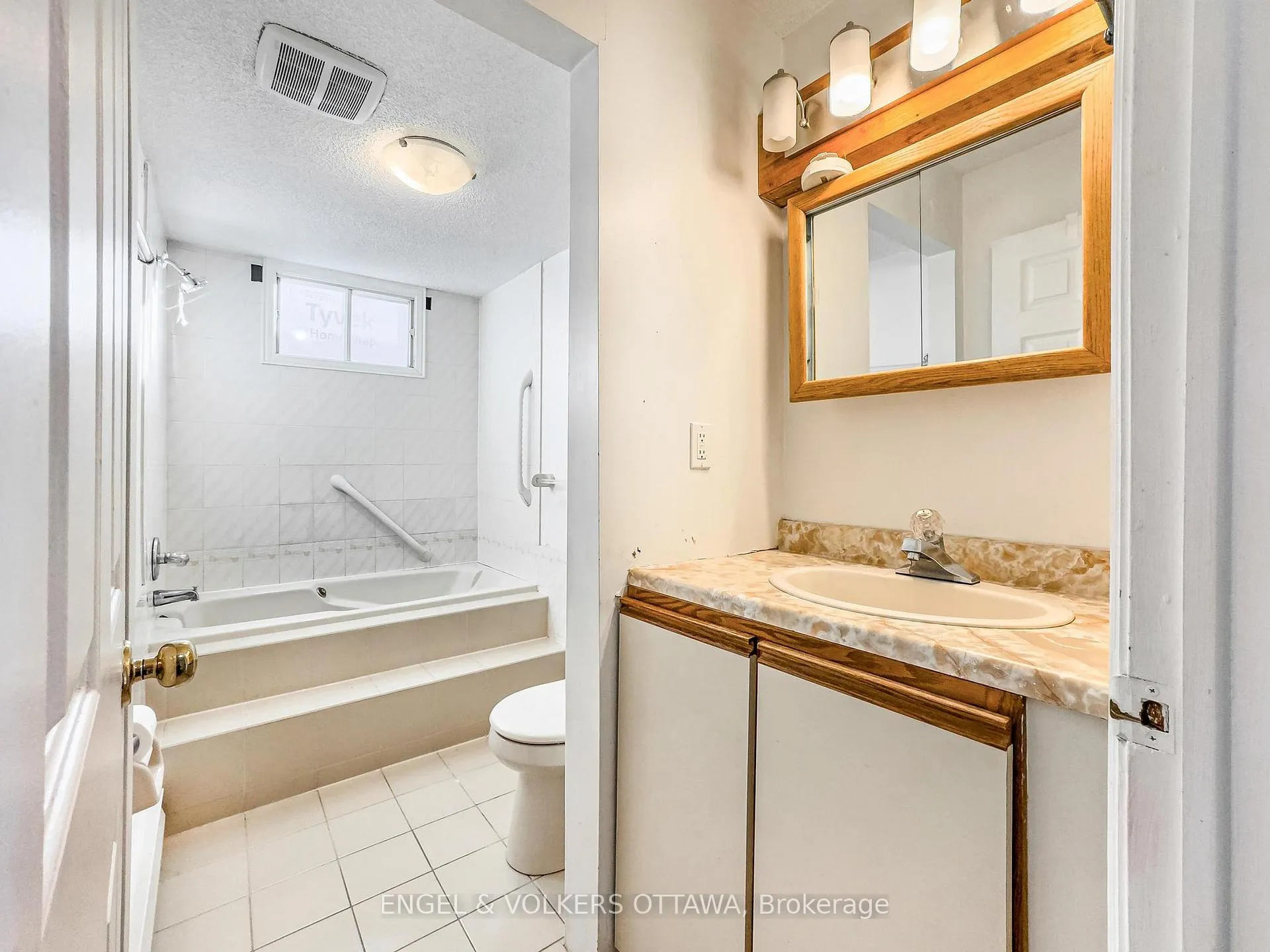 Photo 18 of 467 Edgeworth Avenue, Ottawa, Woodroffe — HOMEH