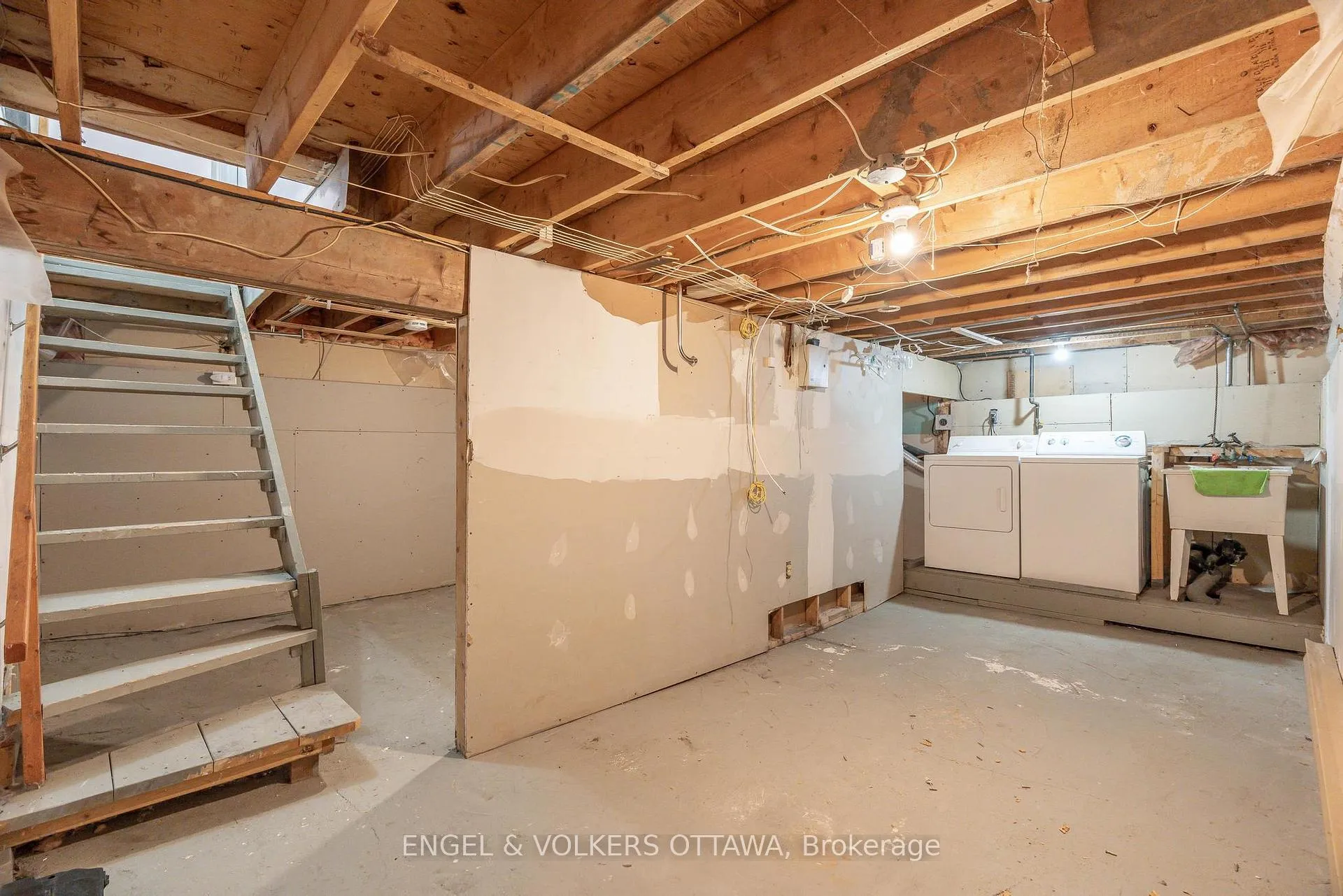 Photo 25 of 467 Edgeworth Avenue, Ottawa, Woodroffe — HOMEH