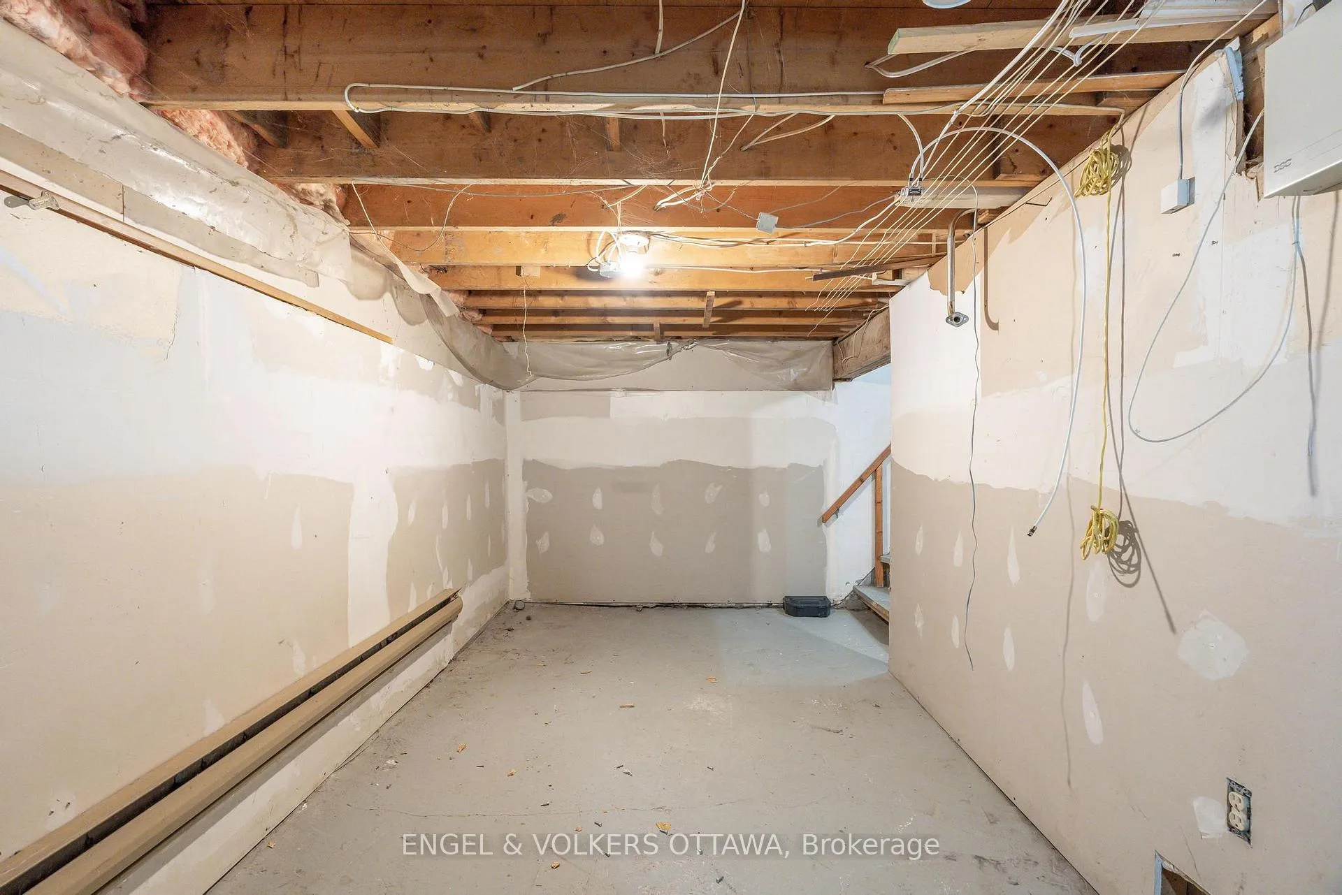 Photo 26 of 467 Edgeworth Avenue, Ottawa, Woodroffe — HOMEH