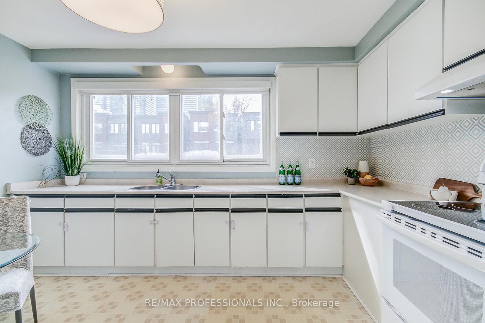 Photo 15 of 71 Elvina Gardens, Toronto, Mount Pleasant East — HOMEH