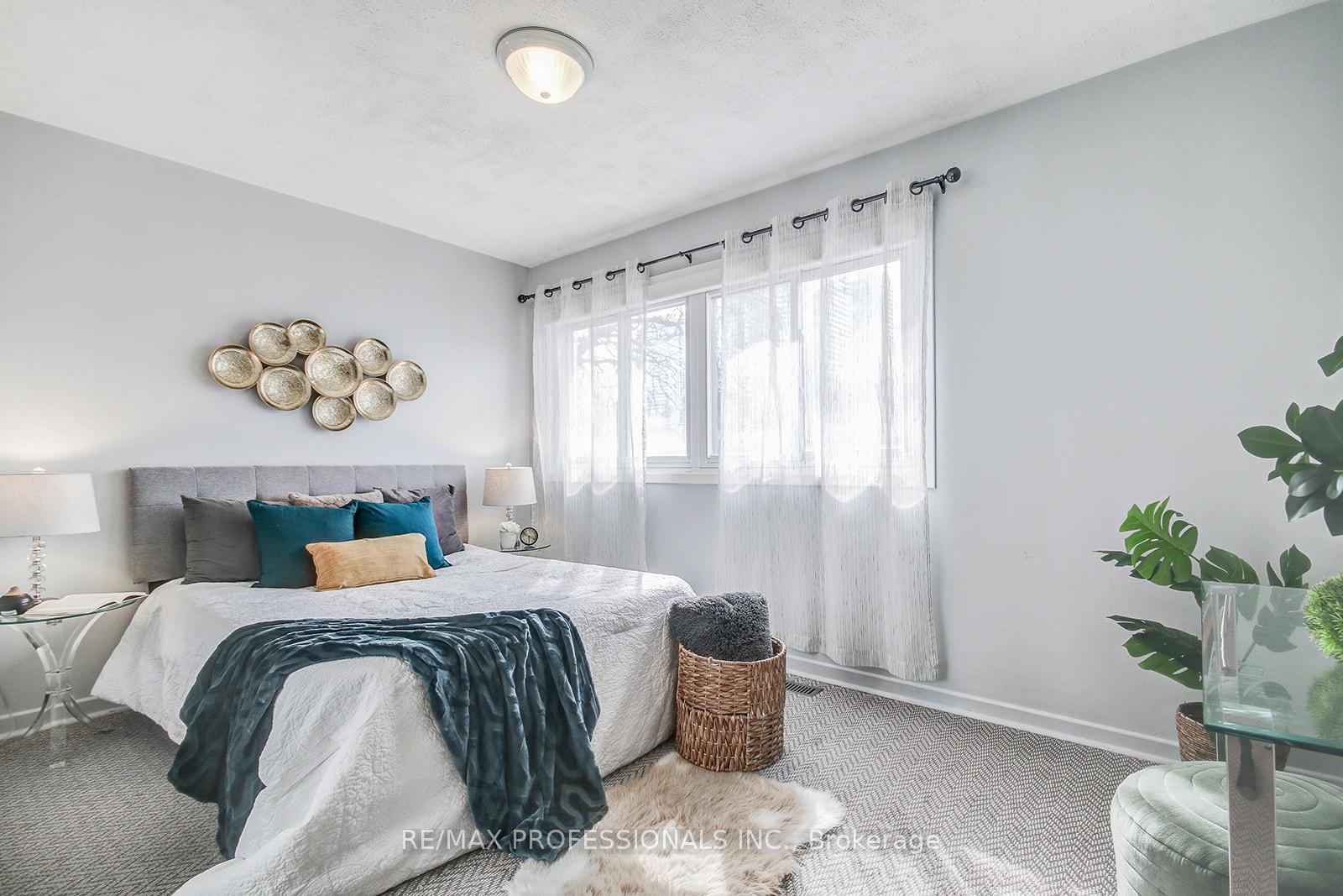 Photo 23 of 71 Elvina Gardens, Toronto, Mount Pleasant East — HOMEH