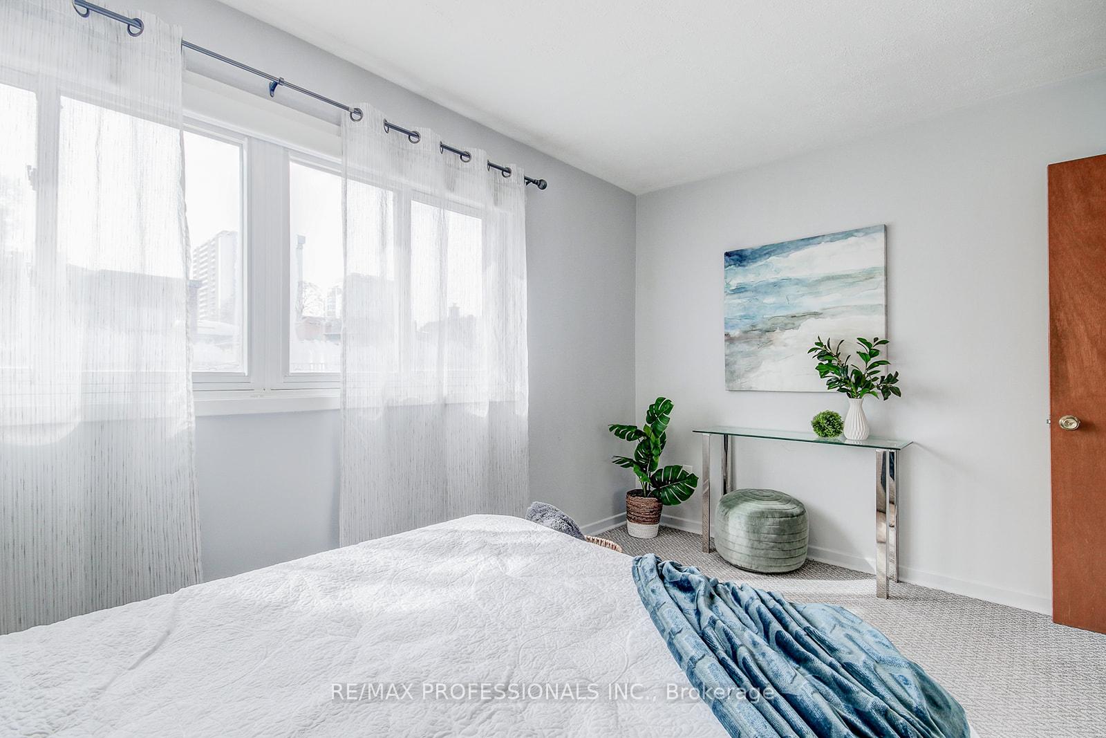 Photo 24 of 71 Elvina Gardens, Toronto, Mount Pleasant East — HOMEH