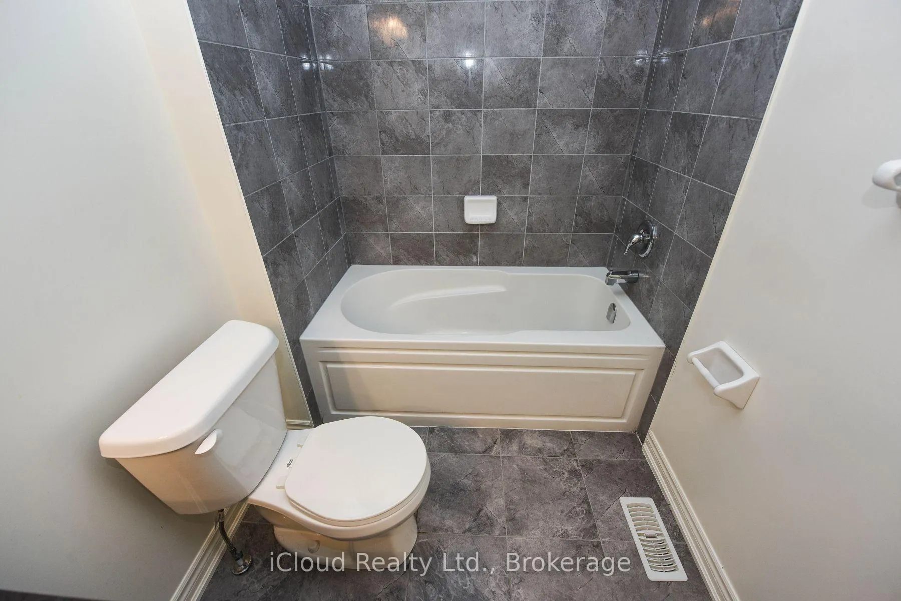 Photo 31 of 39 Stewardship Road, Brampton, Northwest Brampton — HOMEH