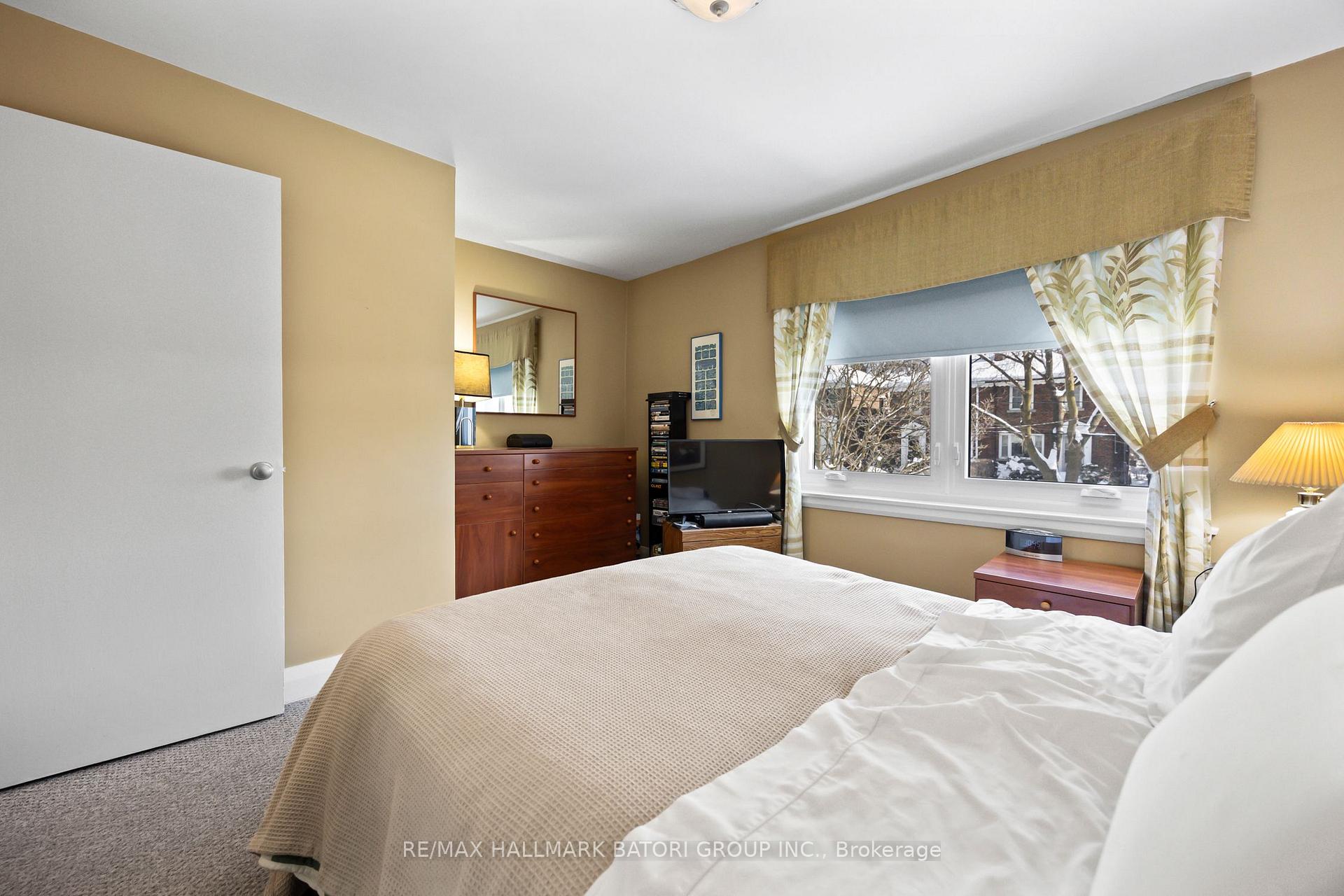 Photo 11 of 20 Rowley Avenue, Toronto, Mount Pleasant East — HOMEH