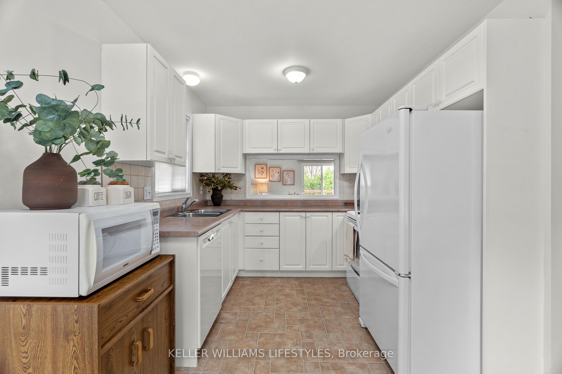 Photo 11 of 45 Hickory Boulevard W, Strathroy-Caradoc, SE — HOMEH