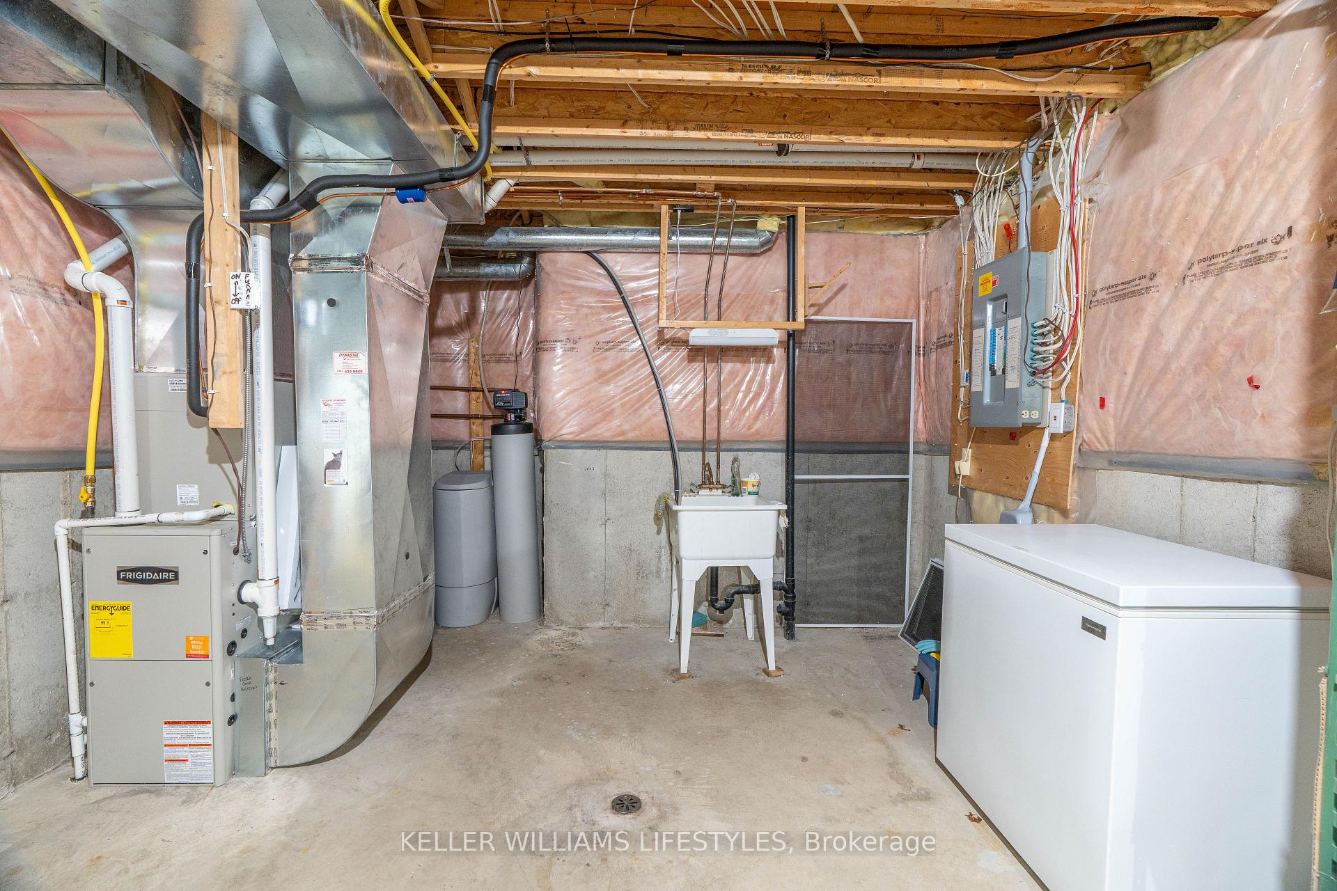 Photo 35 of 45 Hickory Boulevard W, Strathroy-Caradoc, SE — HOMEH