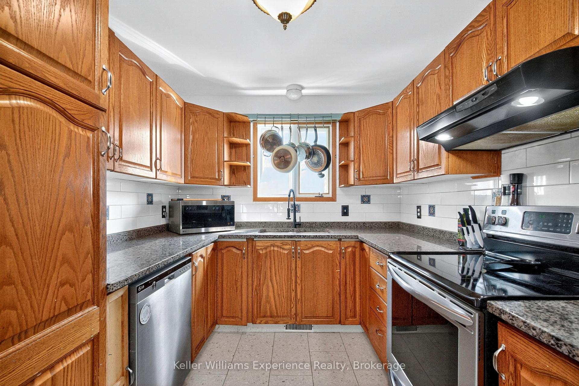 Photo 13 of 308 Assiniboia Street, Tay, Port McNicoll — HOMEH