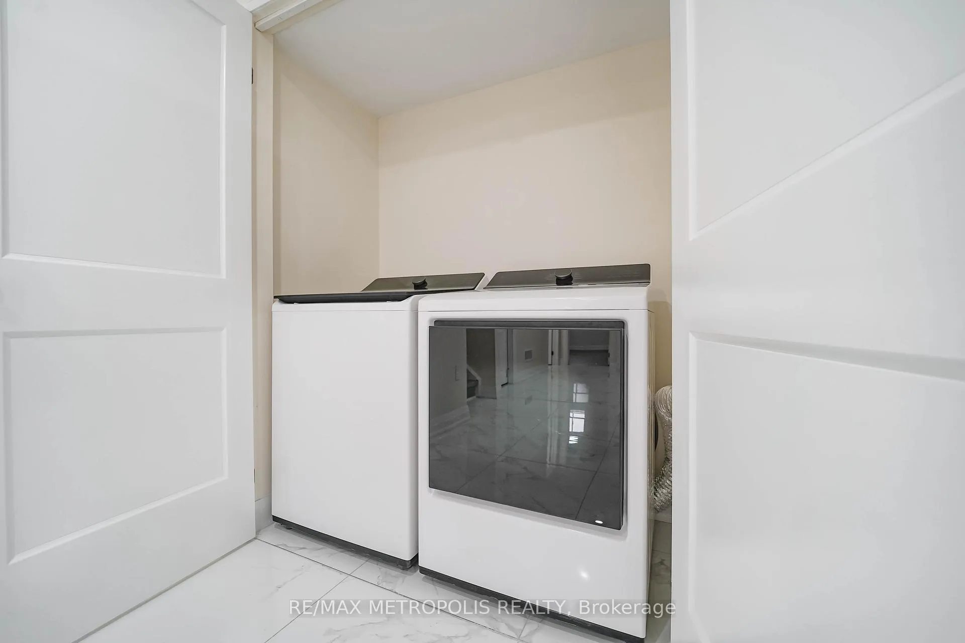 Photo 18 of Unit BSMT, 929 Greenhill Avenue, Oshawa, Taunton — HOMEH