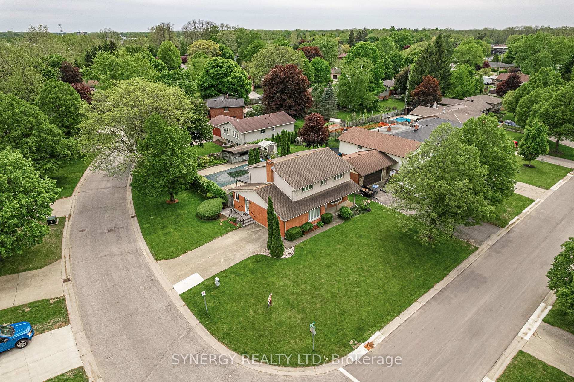 Photo 2 of 208 Lamore Crescent, Strathroy-Caradoc, NE — HOMEH