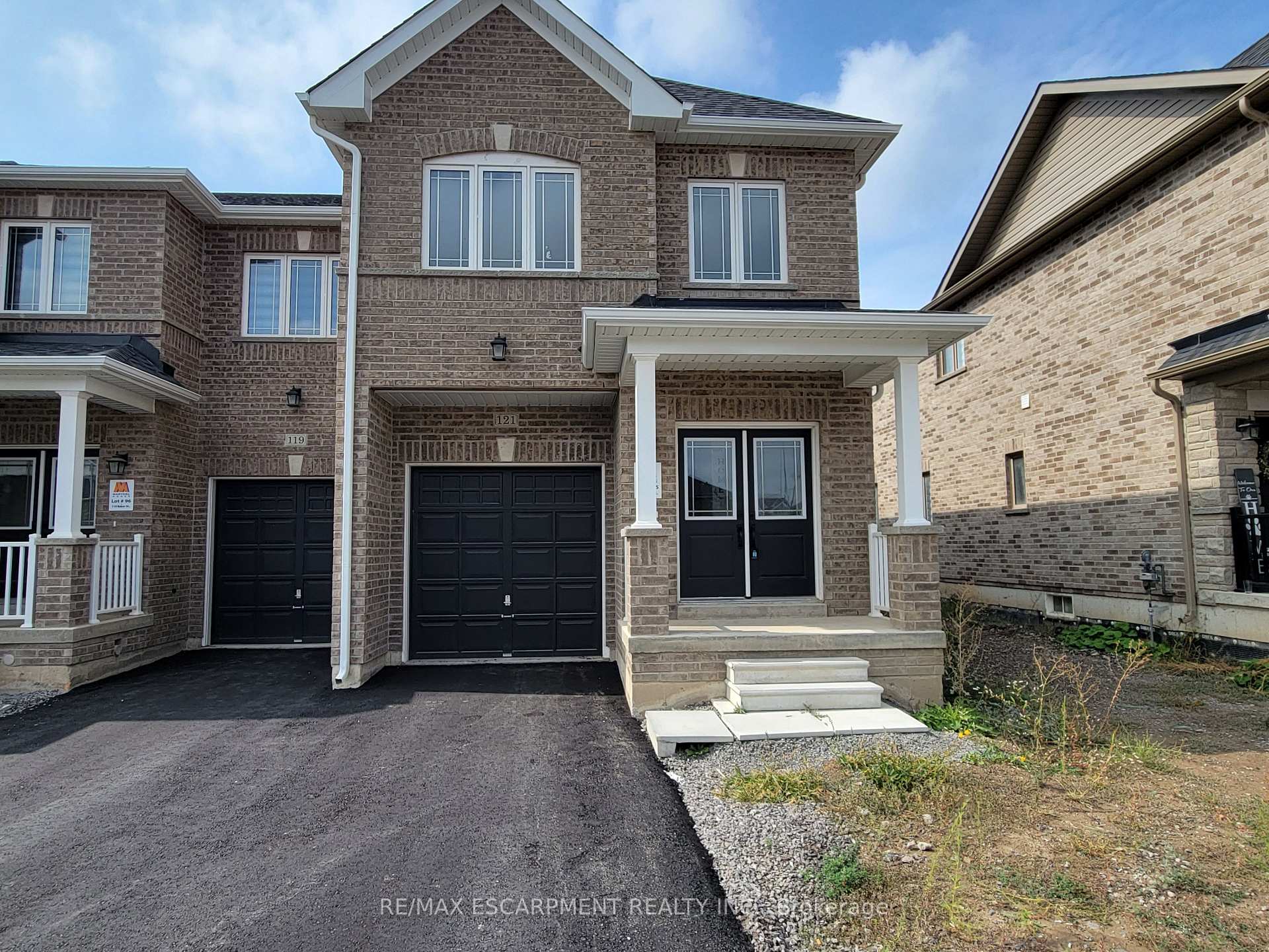 Photo 2 of 121 Baker Street N, Thorold, Thorold Downtown — HOMEH