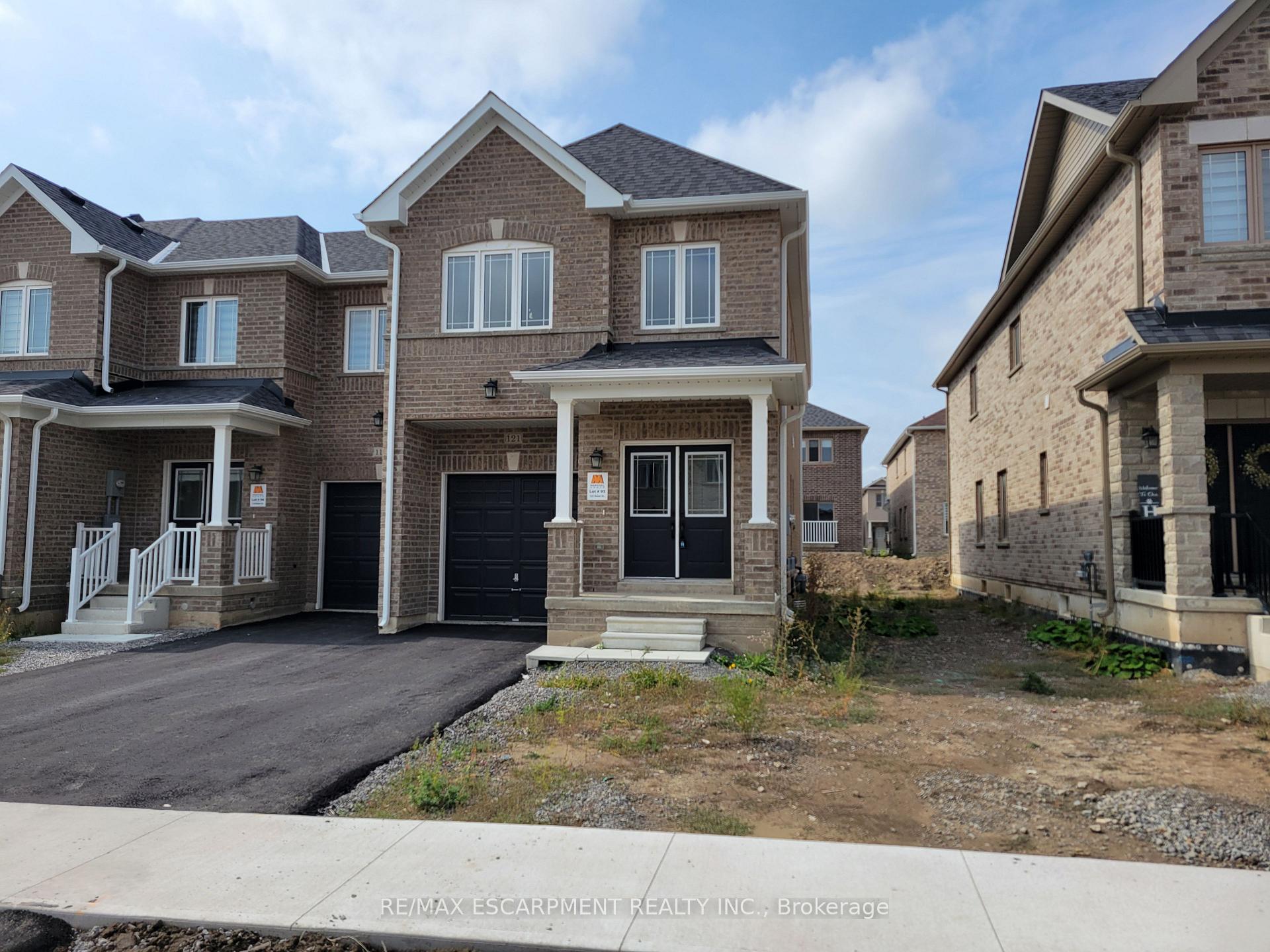 Photo 3 of 121 Baker Street N, Thorold, Thorold Downtown — HOMEH