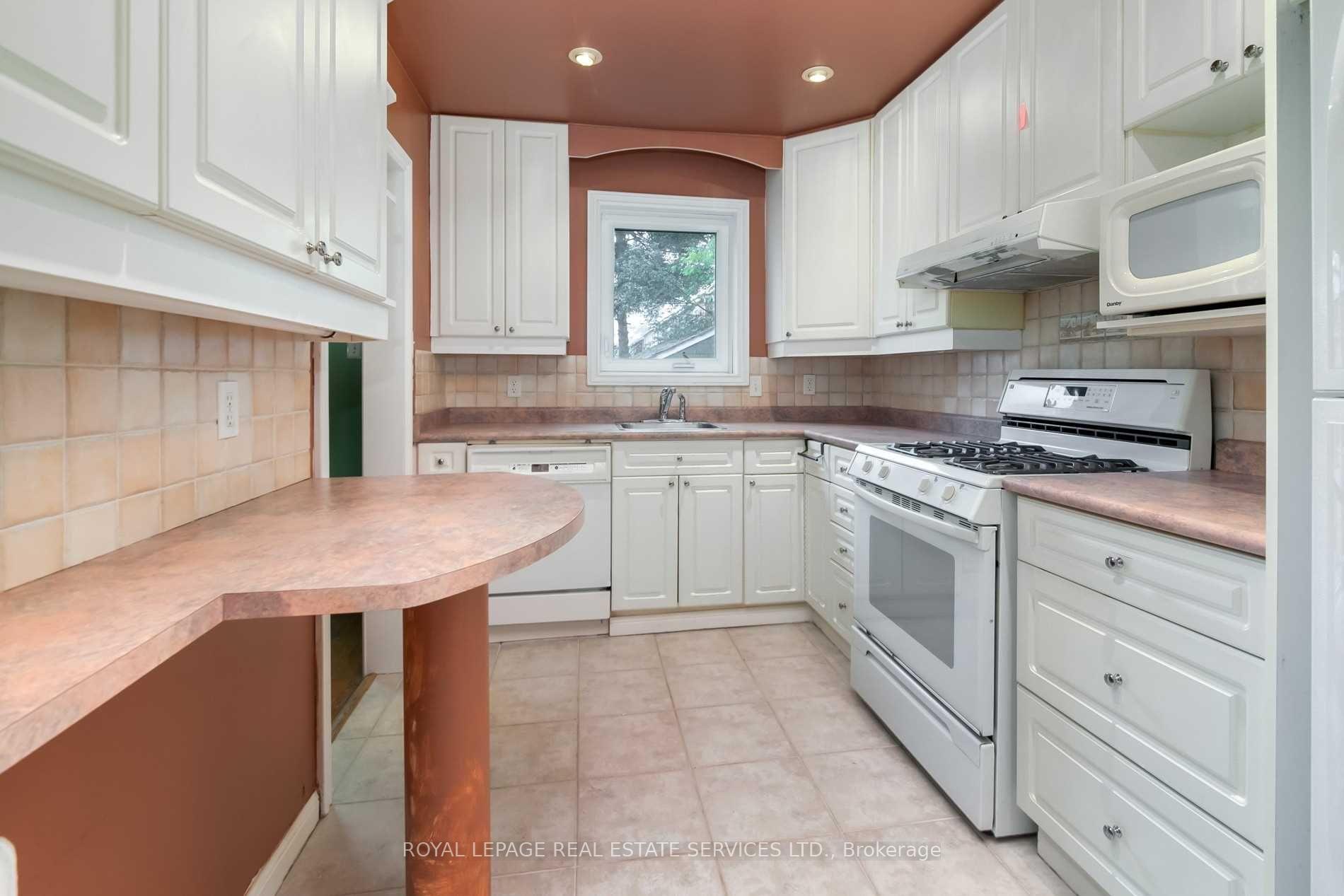 Photo 12 of 291 Sammon Avenue, Toronto, Danforth Village-East York — HOMEH