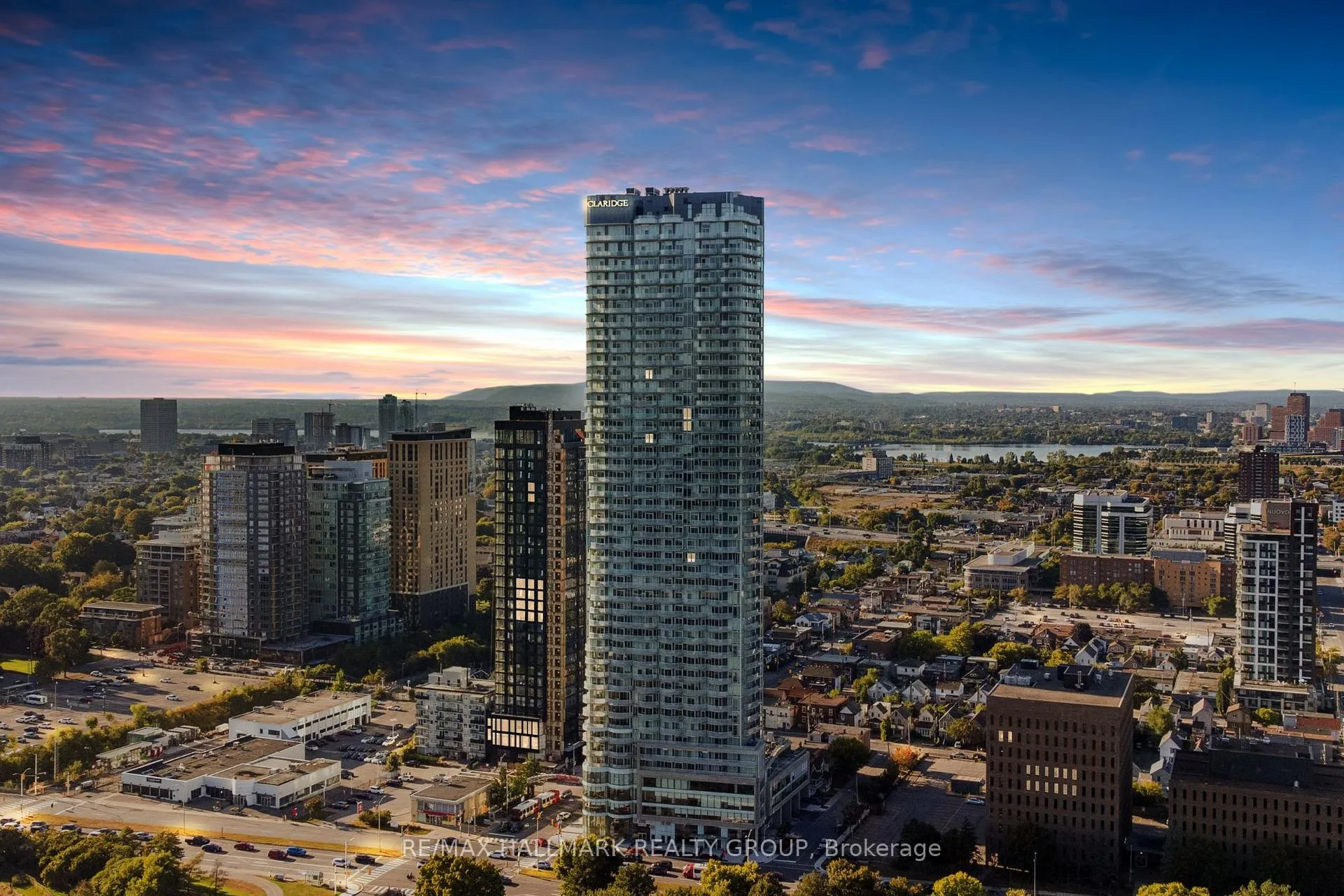 Front of Unit 2406, 805 Carling Avenue
