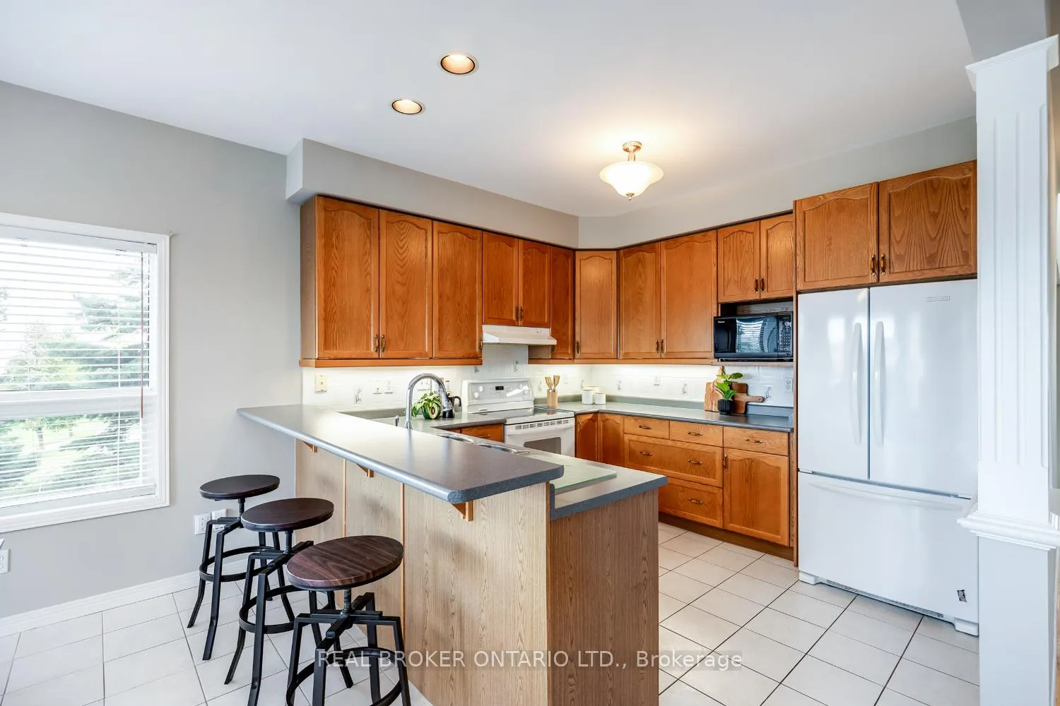 Photo 5 of 69 Padfield Drive, Clarington, Bowmanville — HOMEH