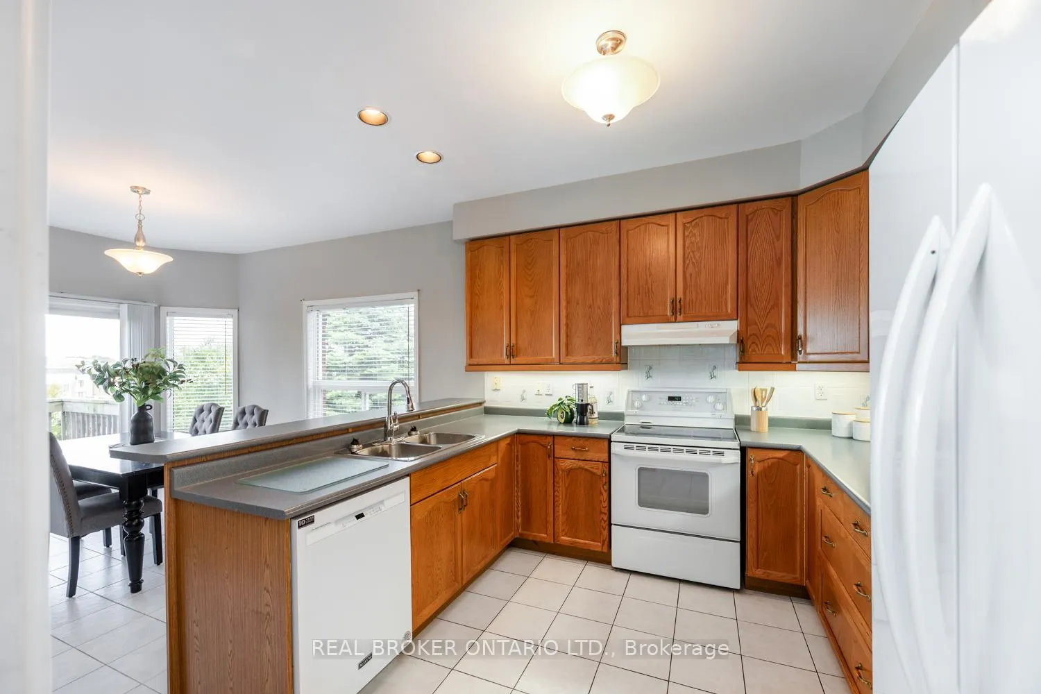 Photo 6 of 69 Padfield Drive, Clarington, Bowmanville — HOMEH