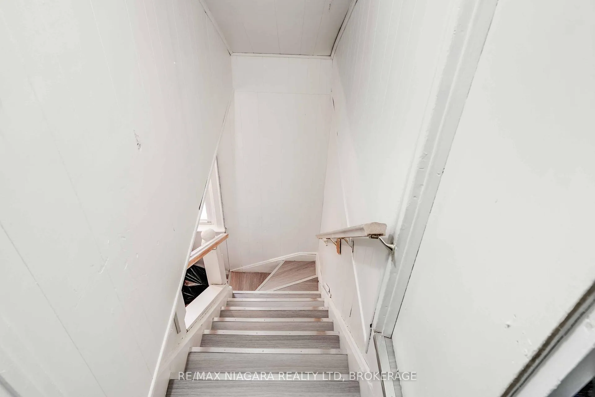 Photo 4 of Unit upper, 39 Carleton Street N, Thorold, Thorold Downtown — HOMEH