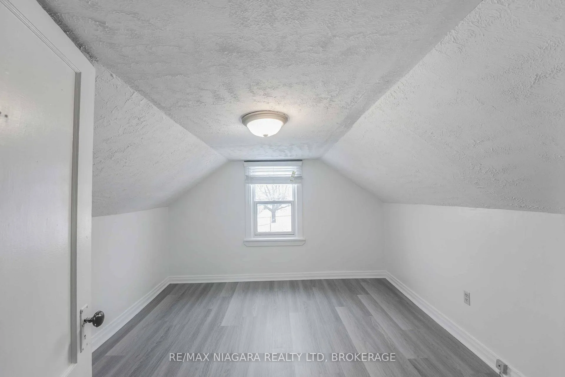 Photo 11 of Unit upper, 39 Carleton Street N, Thorold, Thorold Downtown — HOMEH