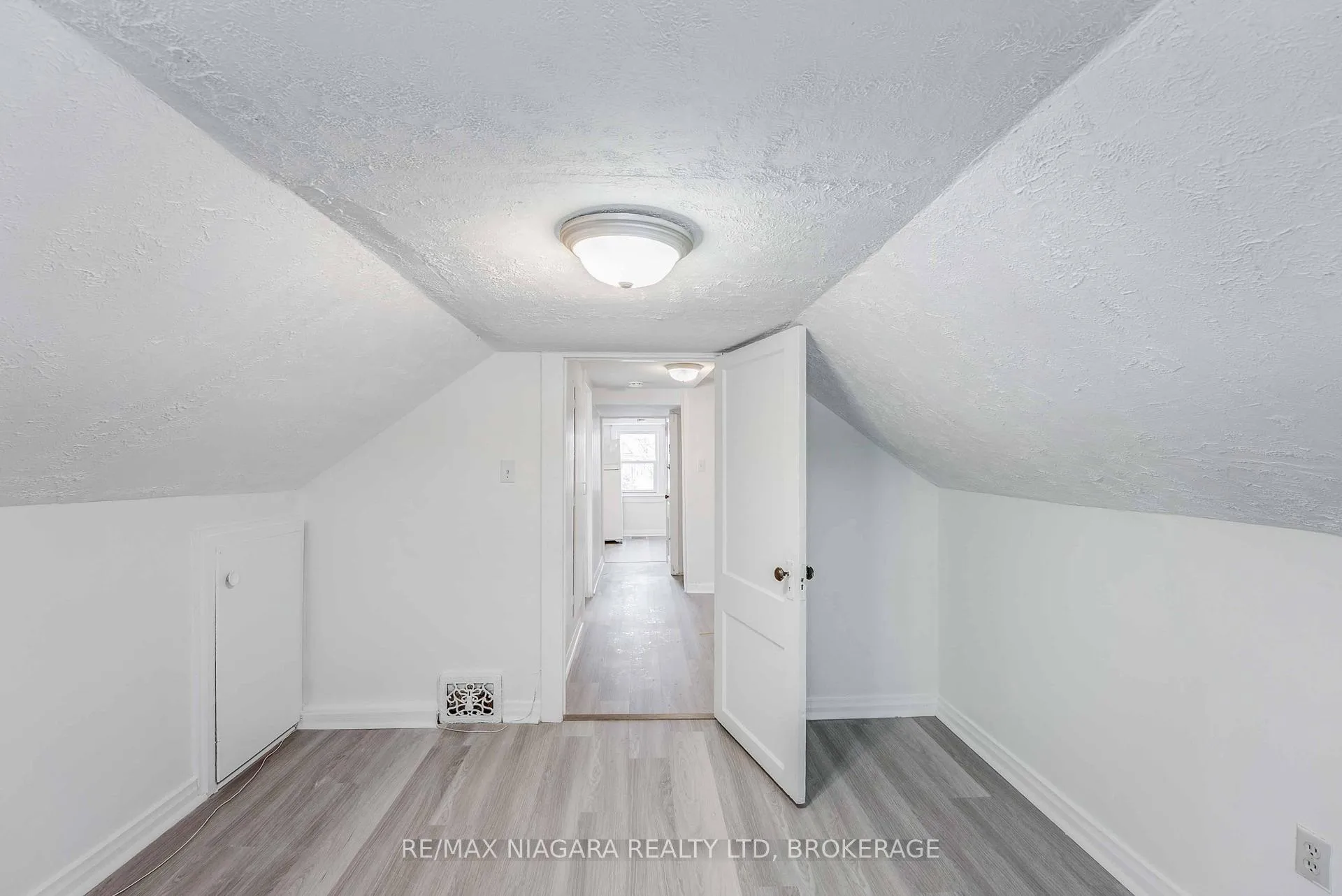 Photo 12 of Unit upper, 39 Carleton Street N, Thorold, Thorold Downtown — HOMEH