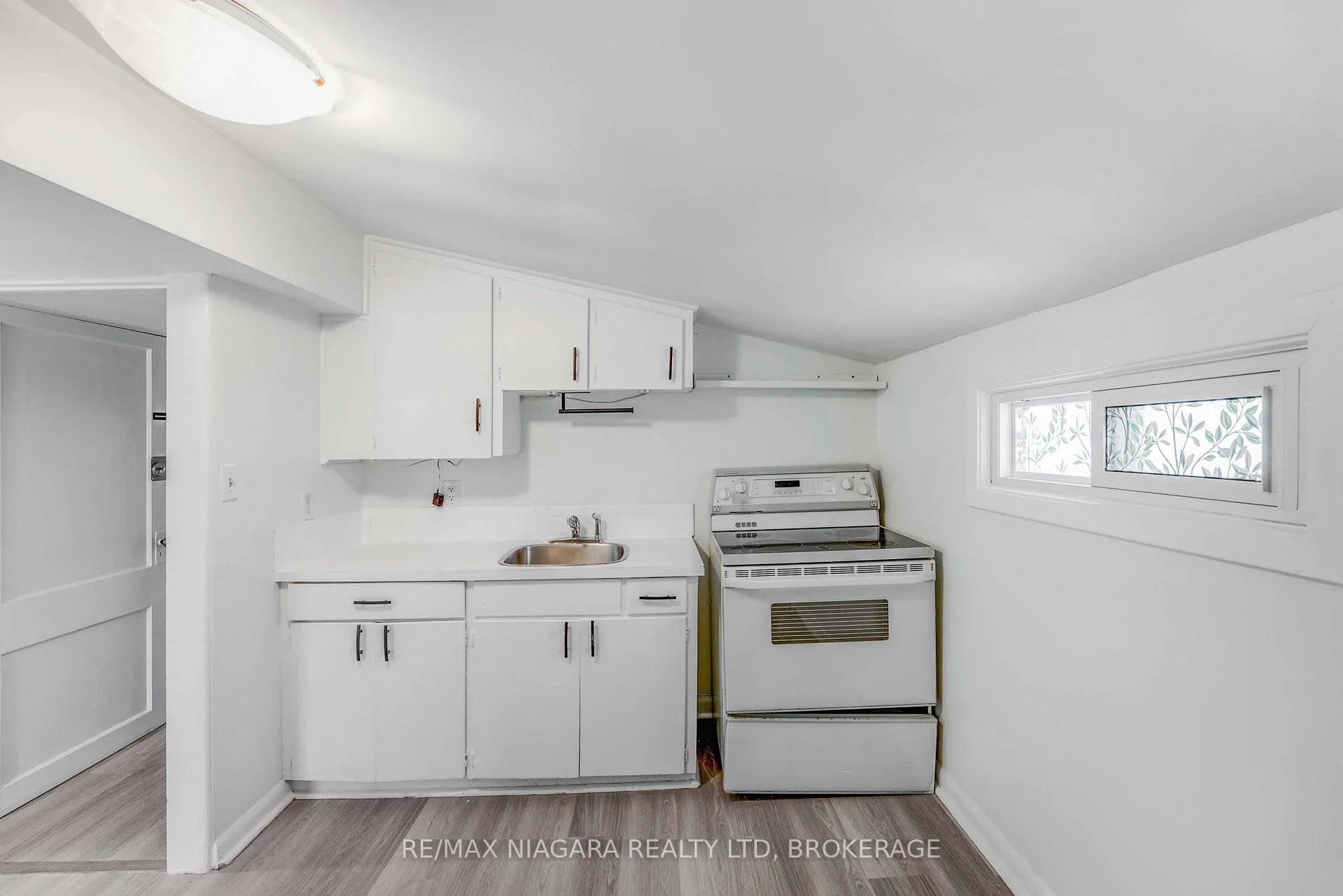 Photo 13 of Unit upper, 39 Carleton Street N, Thorold, Thorold Downtown — HOMEH