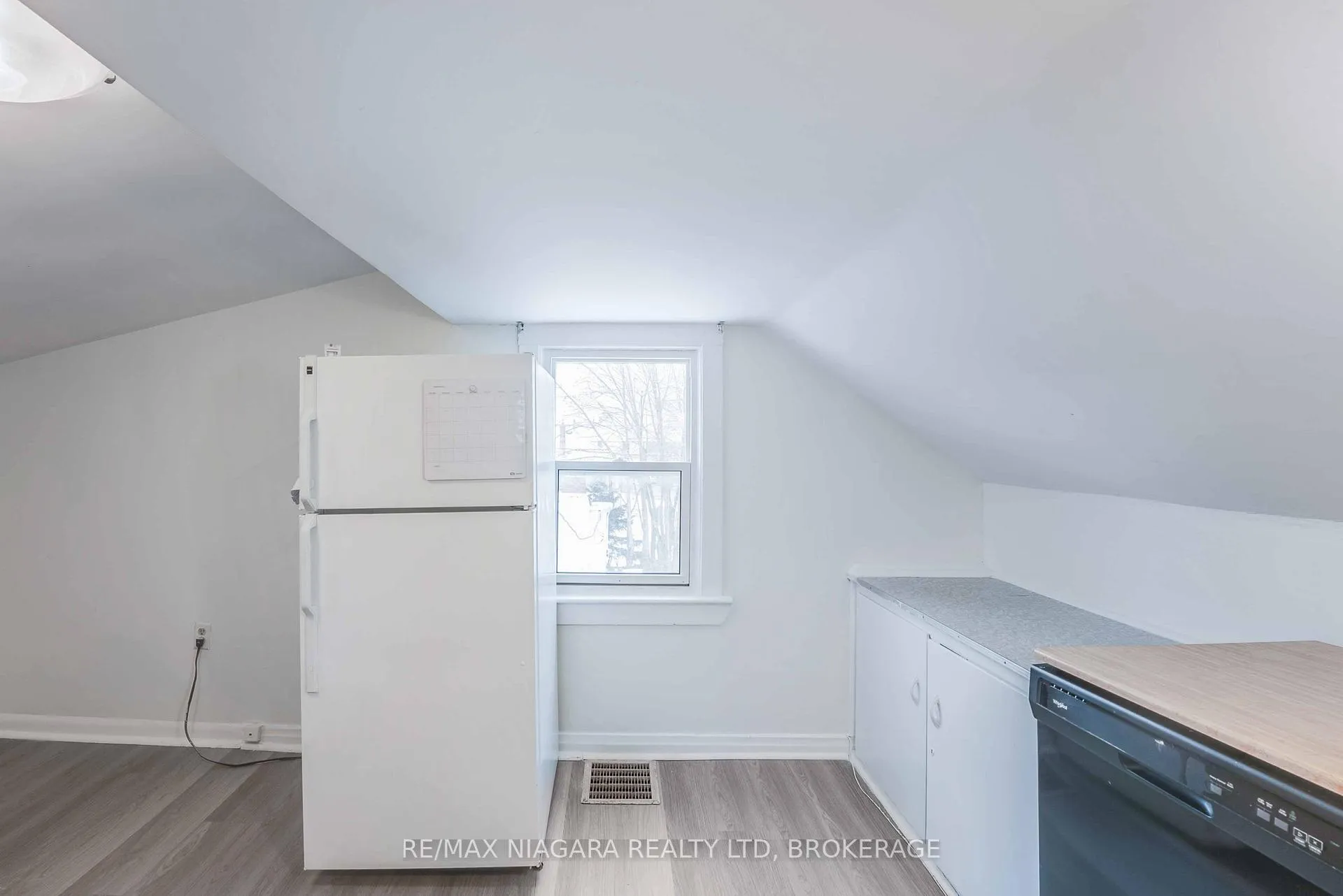 Photo 15 of Unit upper, 39 Carleton Street N, Thorold, Thorold Downtown — HOMEH